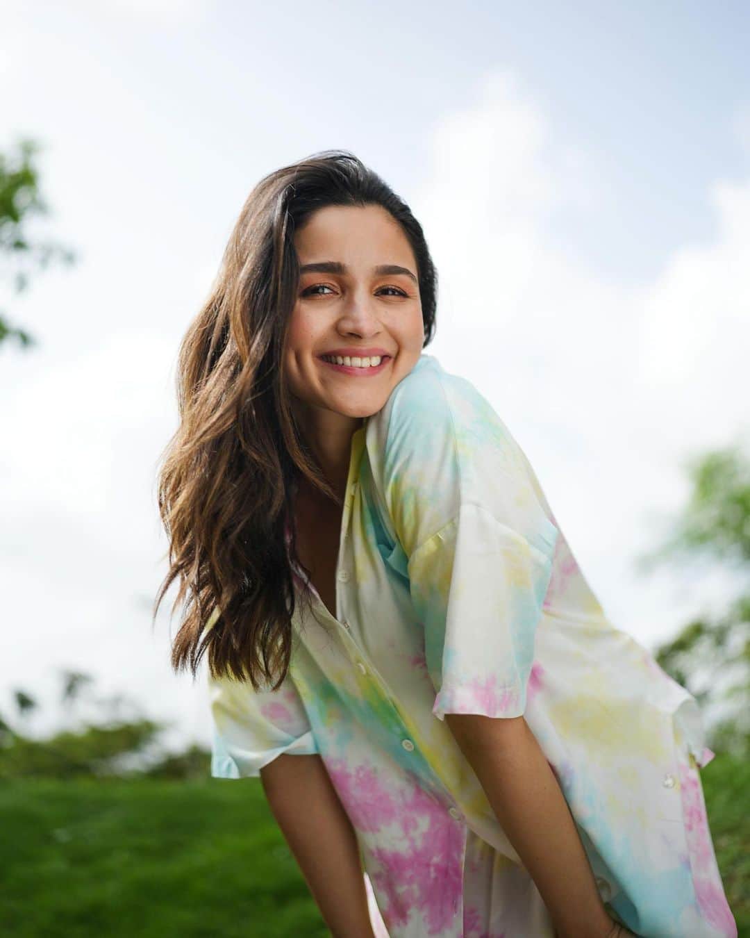 アリア・バットのインスタグラム：「No words…. Just vibessssssssss 🫦🌈🙃☀️」