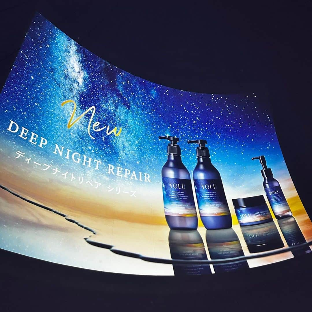 mimiさんのインスタグラム写真 - (mimiInstagram)「今日は YOLU DEEP NIGHT PLANETARIUM 〜Reception in プラネタリア TOKYO〜　にご招待いただき息子と行ってきました🥰  YOLUからダメージに着目した新シリーズが9月1日に新発売します🤍  コニカミノルタのプラネタリウムで行われたレセプションでは 星空を見ながらYOLUのアロマの香りも楽しめてとても癒されました☺️🤍 息子とこれてよかっ 濃厚ダメージケアの ディープナイトリペアシリーズも使うのが楽しみ🥰 ・ #YOLU #ヨル #ディープナイトリペア #コニカミノルタ #コニカミノルタプラネタリウム #コニカミノルタプラネタリアtokyo #プラネタリウム #ダメージケア #シャンプートリートメント #リンクコーデ #親子リンクコーデ #息子とお出かけ #男の子ママ #mimiママ日記 #1歳児ママ #1歳男の子 #13ヶ月ベビー #ママスタグラム #ママ美容 #新商品発表会」8月17日 18時11分 - chan.mi3