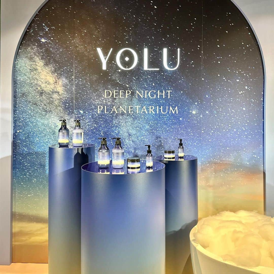 mimiさんのインスタグラム写真 - (mimiInstagram)「今日は YOLU DEEP NIGHT PLANETARIUM 〜Reception in プラネタリア TOKYO〜　にご招待いただき息子と行ってきました🥰  YOLUからダメージに着目した新シリーズが9月1日に新発売します🤍  コニカミノルタのプラネタリウムで行われたレセプションでは 星空を見ながらYOLUのアロマの香りも楽しめてとても癒されました☺️🤍 息子とこれてよかっ 濃厚ダメージケアの ディープナイトリペアシリーズも使うのが楽しみ🥰 ・ #YOLU #ヨル #ディープナイトリペア #コニカミノルタ #コニカミノルタプラネタリウム #コニカミノルタプラネタリアtokyo #プラネタリウム #ダメージケア #シャンプートリートメント #リンクコーデ #親子リンクコーデ #息子とお出かけ #男の子ママ #mimiママ日記 #1歳児ママ #1歳男の子 #13ヶ月ベビー #ママスタグラム #ママ美容 #新商品発表会」8月17日 18時11分 - chan.mi3