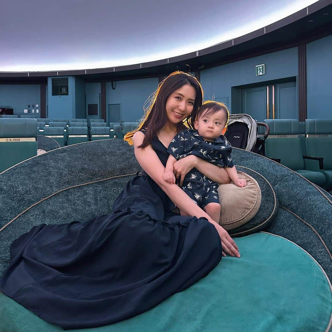 mimiさんのインスタグラム写真 - (mimiInstagram)「今日は YOLU DEEP NIGHT PLANETARIUM 〜Reception in プラネタリア TOKYO〜　にご招待いただき息子と行ってきました🥰  YOLUからダメージに着目した新シリーズが9月1日に新発売します🤍  コニカミノルタのプラネタリウムで行われたレセプションでは 星空を見ながらYOLUのアロマの香りも楽しめてとても癒されました☺️🤍 息子とこれてよかっ 濃厚ダメージケアの ディープナイトリペアシリーズも使うのが楽しみ🥰 ・ #YOLU #ヨル #ディープナイトリペア #コニカミノルタ #コニカミノルタプラネタリウム #コニカミノルタプラネタリアtokyo #プラネタリウム #ダメージケア #シャンプートリートメント #リンクコーデ #親子リンクコーデ #息子とお出かけ #男の子ママ #mimiママ日記 #1歳児ママ #1歳男の子 #13ヶ月ベビー #ママスタグラム #ママ美容 #新商品発表会」8月17日 18時11分 - chan.mi3