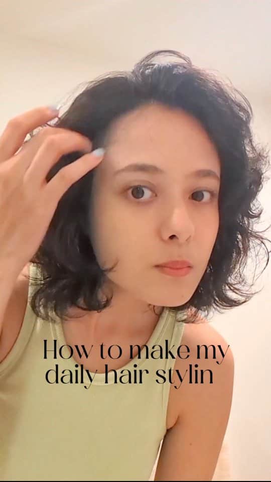 のインスタグラム：「🐺How to make my curly wolf styling🫧 チーム癖毛の皆さんに本当によく聞かれるので撮ってみた🎥  すぐオーバードライになる髪質なので お肌と同じくらい3ステップで しっかり保湿するのが自己流💧✨ スタイリングに使うプロダクトは 天然由来100%で安心して使える #ヴェレダ @weleda_japan で基本揃えてます🌱  特にフォームが良い!! カールの出方が理想的になる♡ つける時にペタッと感あるから最初おや？と思うけど 1分もしたらさらっと乾いてしっかりカールロックされる🔒 癖毛代表として(笑)銘品探しのためにいろんなの 使ってみたけど、香りも質感もバランスよくて 私は #weleda 派です♫ パーマかけてる人にもおすすめ！  #ウルフパーマ #ウルフカット女子 #癖毛ショート」