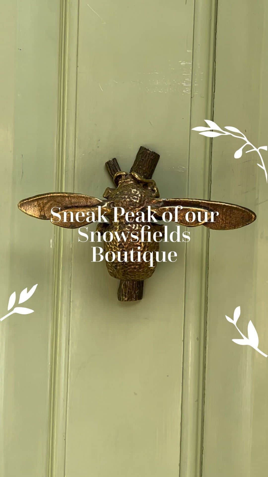 アレックスモンローのインスタグラム：「Want to see a Sneak Peak of our Snowsfields Boutique?  Located only a stone’s throw from London Bridge, our Snowsfields Boutique has some of our most well loved and cherished AM pieces as well as some new favourite pieces.  Drop by if you’re around this summer - our super talented team can’t wait to meet you and show you around!  #AlexMonroeJewellery #ResponsiblySourced #HandmadeinEngland #LondonBoutique #Handcrafted #Snowsfields #LondonBridge #InspiredbyNature #BeeJewellery #Classics #FavouritePieces #LondonJewellery #SolidGold #SterlingSilber #Necklaces #Earrings #HandmadeJewellery #HandmadeHomeware #NatureDesign 🐝🐝」