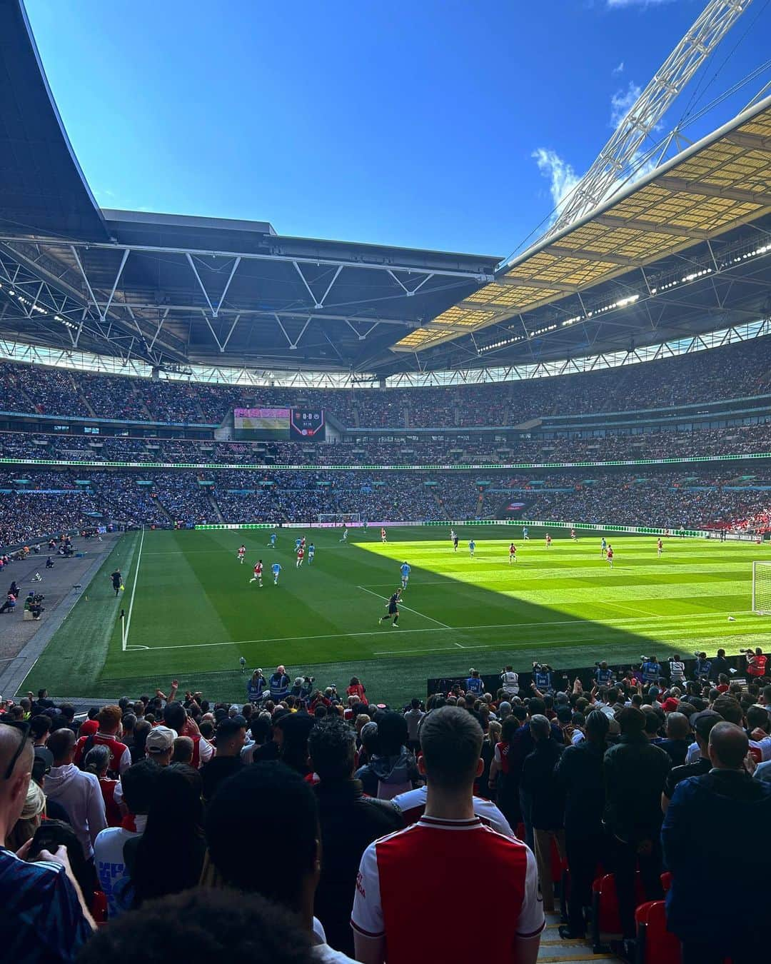 幸野志有人のインスタグラム：「Wembleyかっこよかった。 ティンバーがしばらくスパイク片足脱げたままプレーしてた。  had the privilege of attending Arsenal vs ManCity match at Wembley Stadium. it was my very first time setting foot in this iconic stadium, steeped in the huge history of football, and I was utterly taken aback by the absolutely breathtaking atmosphere. The game itself was an absolute spectacle, with both teams battling it out on the pitch. However, what truly left an indelible mark on me was the fervor of the 80000 crowd. The collective emotions of the spectators their passion, anger, elation, and enthusiasm washed over me, making me acutely aware that football is so much more than just a sport (it's a living) breathing creation fueled by the unbridled enthusiasm of these ardent fans.   #premierleague #london  #wembleystadium」