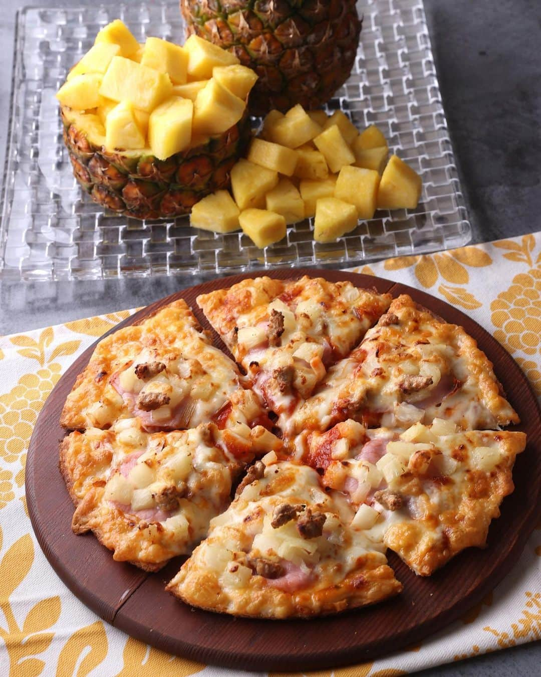 ピザーラのインスタグラム：「【ピザーラが食べたくなったらコメント欄に🍕を書いてね！】  こんばんは！  今日は #パイナップルの日 🍍✨  パイナップルの日にちなんで、8/17〜8/23の期間限定で 『ハワイアンデライト』がお得に食べられるキャンペーンを開催中❗️  ジューシーなパイナップルを使用した『ハワイアンデライト』は創業当初からコアなファンが多いんです🍍🍕 この機会にぜひ試してみてください🤗  詳しくは公式サイトをチェックしてみて下さいね🥰  -———— ピザーラ公式アカウントでは、PIZZA-LAのお得な最新情報をお届けしています🍕  皆さまもぜひピザーラを食べた際には #ピザーラ#ピザーラお届け のハッシュタグをつけて感想を教えてくださいね✨ お写真をご紹介しちゃうかも？😆 投稿、お待ちしています♪  #pizza_la #ピザ #ピザパーティー #ピザパ #ピザ屋 #ピザ好き #ピザ好きな人と繋がりたい #パイナップル」