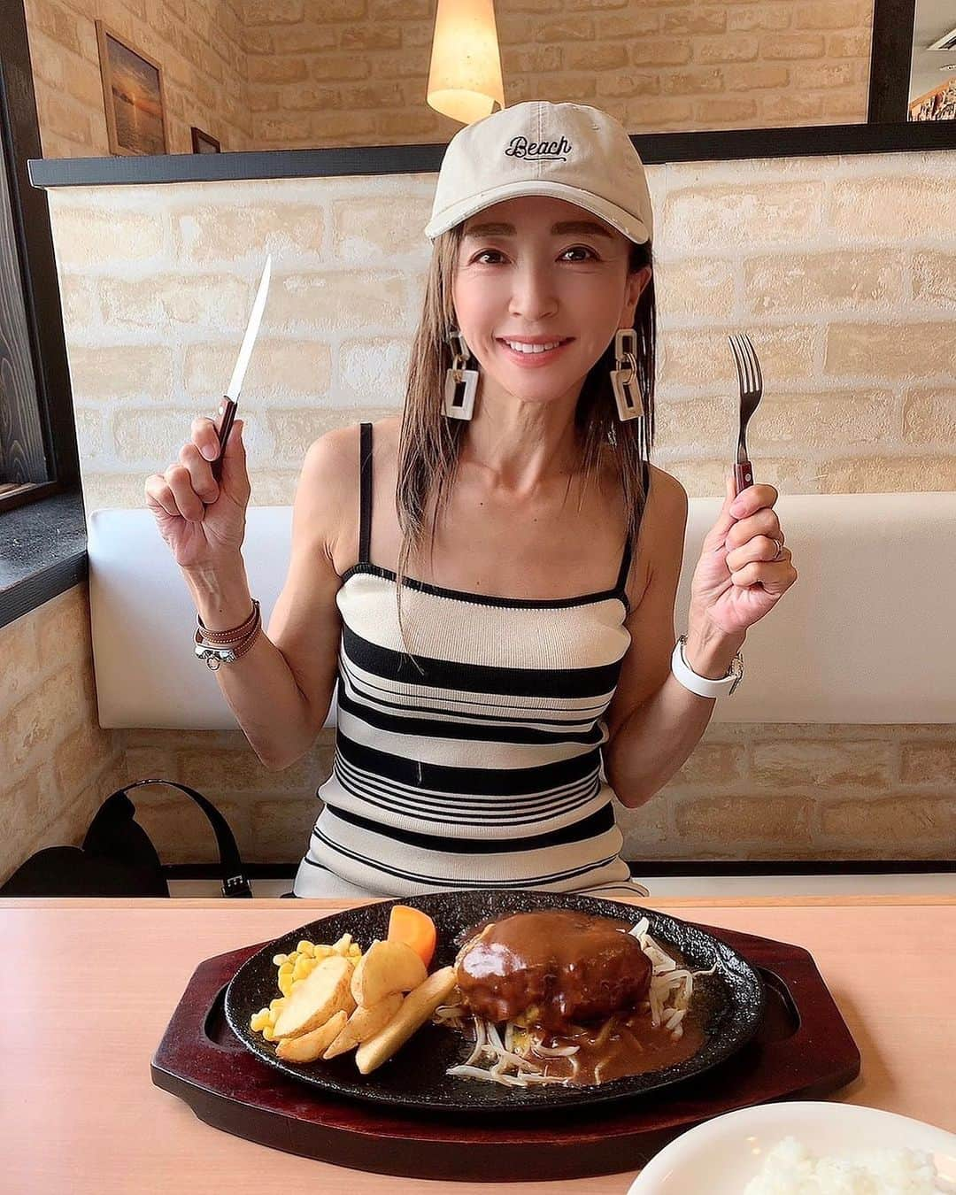 Akiさんのインスタグラム写真 - (AkiInstagram)「先日、和歌山県の白浜で食べたステーキ屋さんのハンバーグが美味しかった件🤍  ちなみに結構大食い派です✨  検診の時にお医者さんに言われたのは 「大食い大会に出ている人と同じ胃をしている」って。  油断すると食べ過ぎて、すぐ余計なお肉がついちゃいます🤣  #和歌山#白浜#和歌山ランチ#和歌山グルメ #ハンバーグ#ハンバーグランチ#ステーキ#ステーキランチ #グルメ#グルメ好きな人と繋がりたい#グルメスタグラム#グルメ女子#グルメな人と繋がりたい#お肉好き#アラフィフ#楽しい時間 #foodie#foodielife#gourmet#gourmetfood」8月17日 18時20分 - aki_0624