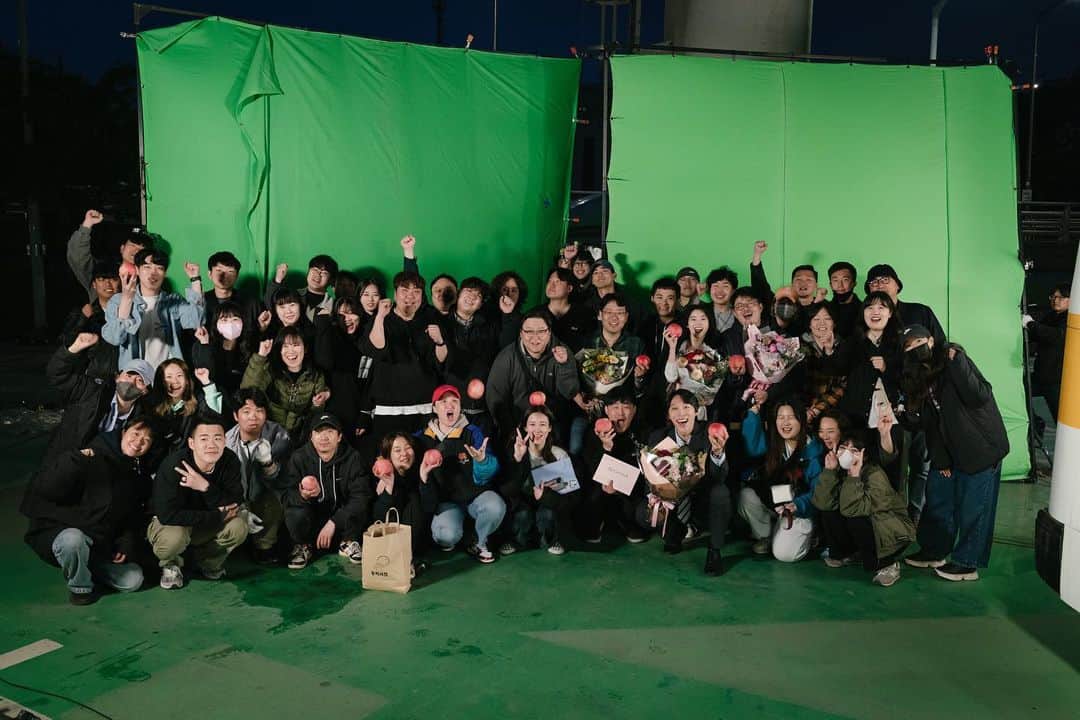 シン・ヒョンスのインスタグラム：「안녕, 복숭아 누르지 마시오.  photo. @blackaura36.5  #tvN #복숭아누르지마시오」