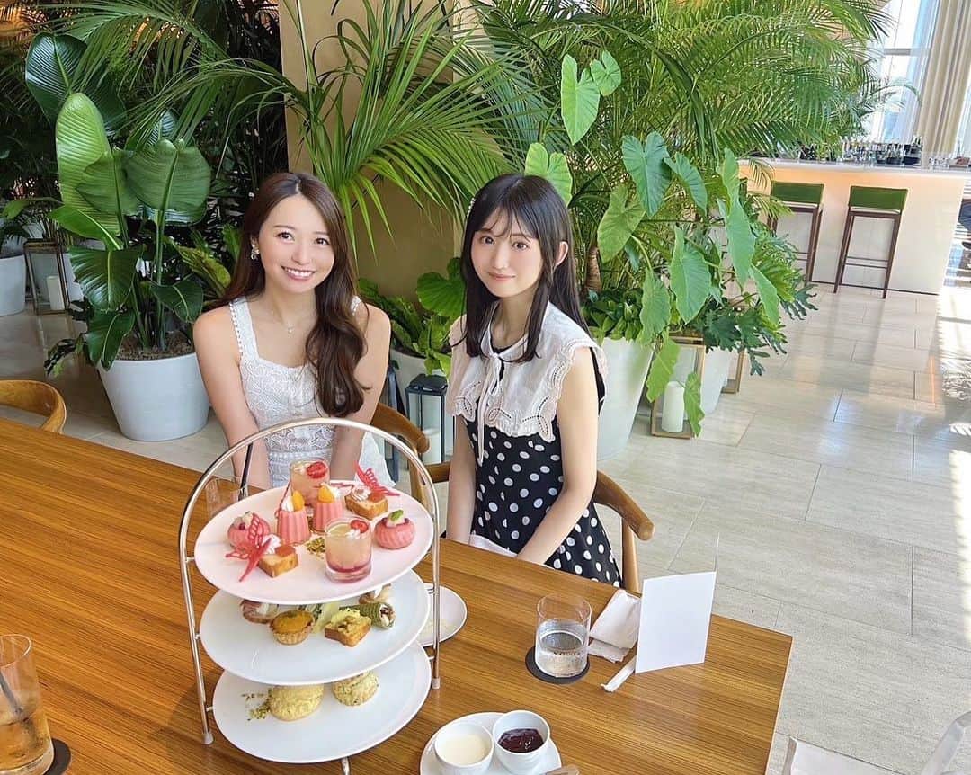 長谷川里桃のインスタグラム：「⁡ ⁡ ⁡ #tb  ⁡ ってなに？ と思ったそこのあなた💌 ⁡ ⁡ 木曜日に昔の写真をアップして振り返る、 「Throwback Thursday」という言葉から このハッシュタグが生まれたみたいですˎˊ˗ ⁡ ⁡ わたしも今日知りました。笑 ちょうど木曜日なので早速...🤭！ ⁡ ⁡ ⁡ 少し前になりますが、大好きな @yurikakurosawa さんと ピーチアフタヌーンティーへ🍑➸♡ ⁡ どれも爽やかな甘さでとってもおいしかったです♩ なにより楽しくて時間が足りなかった...🥺 ⁡ ⁡ ⁡ お盆もおわりましたが、まだまだ暑い日が続きますね みなさんは夏らしいことできたかな☺️🎐 ⁡  #アフタヌーンティー #東京カフェ」