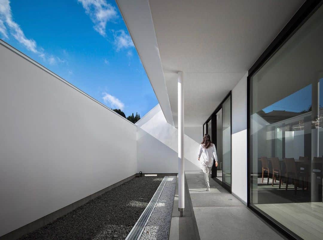 4E.okuwada architects officeのインスタグラム：「[ house in Koyasan ] Use: Residence ｜Loc: Wakayama design : Takeshi Okuwada photo：Keishiro Yamada @Okuwada_Architects  9/9〜9/17 2023秋のデザイン相談会 お気軽にご相談ください」