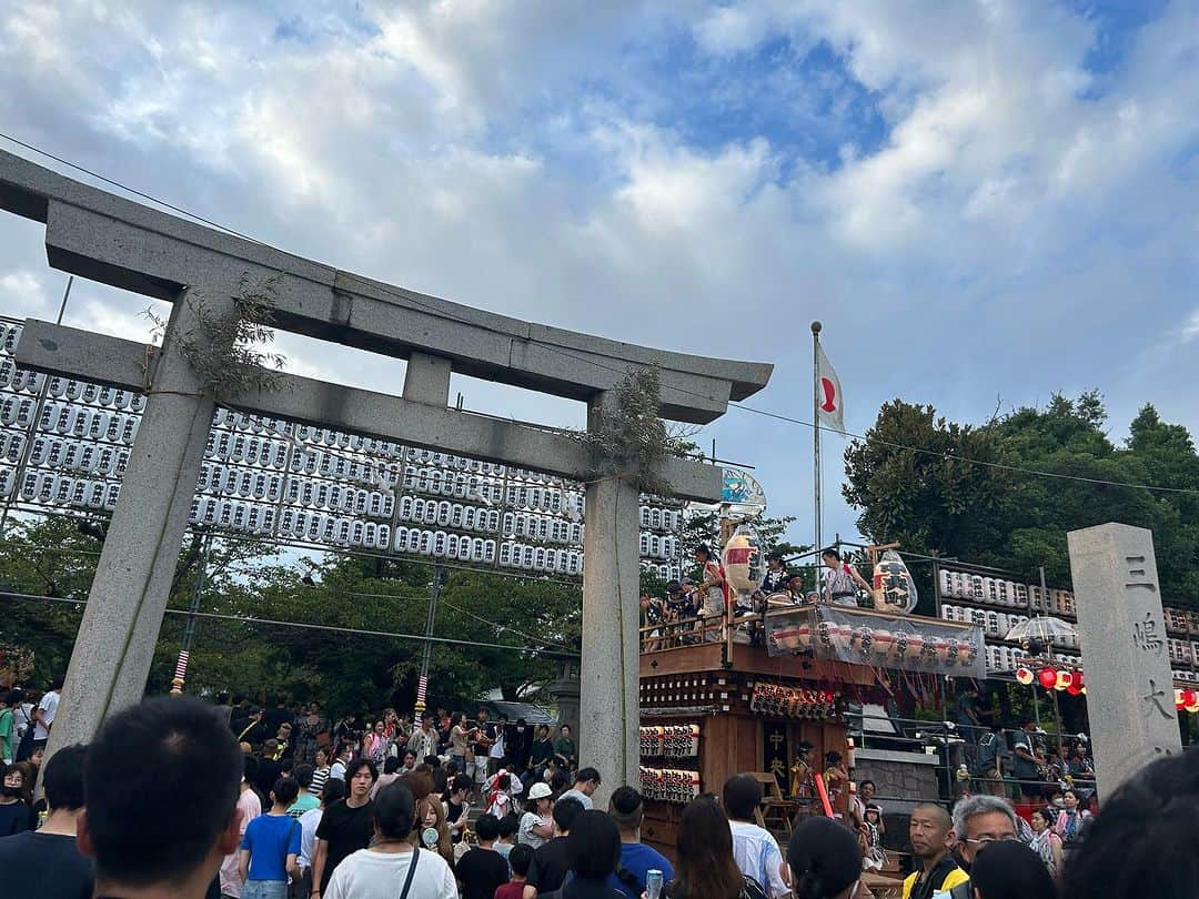 うえたけのインスタグラム：「作品タイトル「しゃぎりまくり⛩️」  #三嶋大祭り 最終日は晴天に恵まれて大変多くの方で賑わっております☀️  しゃぎってしゃぎってしゃぎりまくりよ🗣️  #ダンスパレード や #山車 パレードに屋台祭りよ💪  オイラは #ハートランドビール でしゃぎりまくりよ🍺」