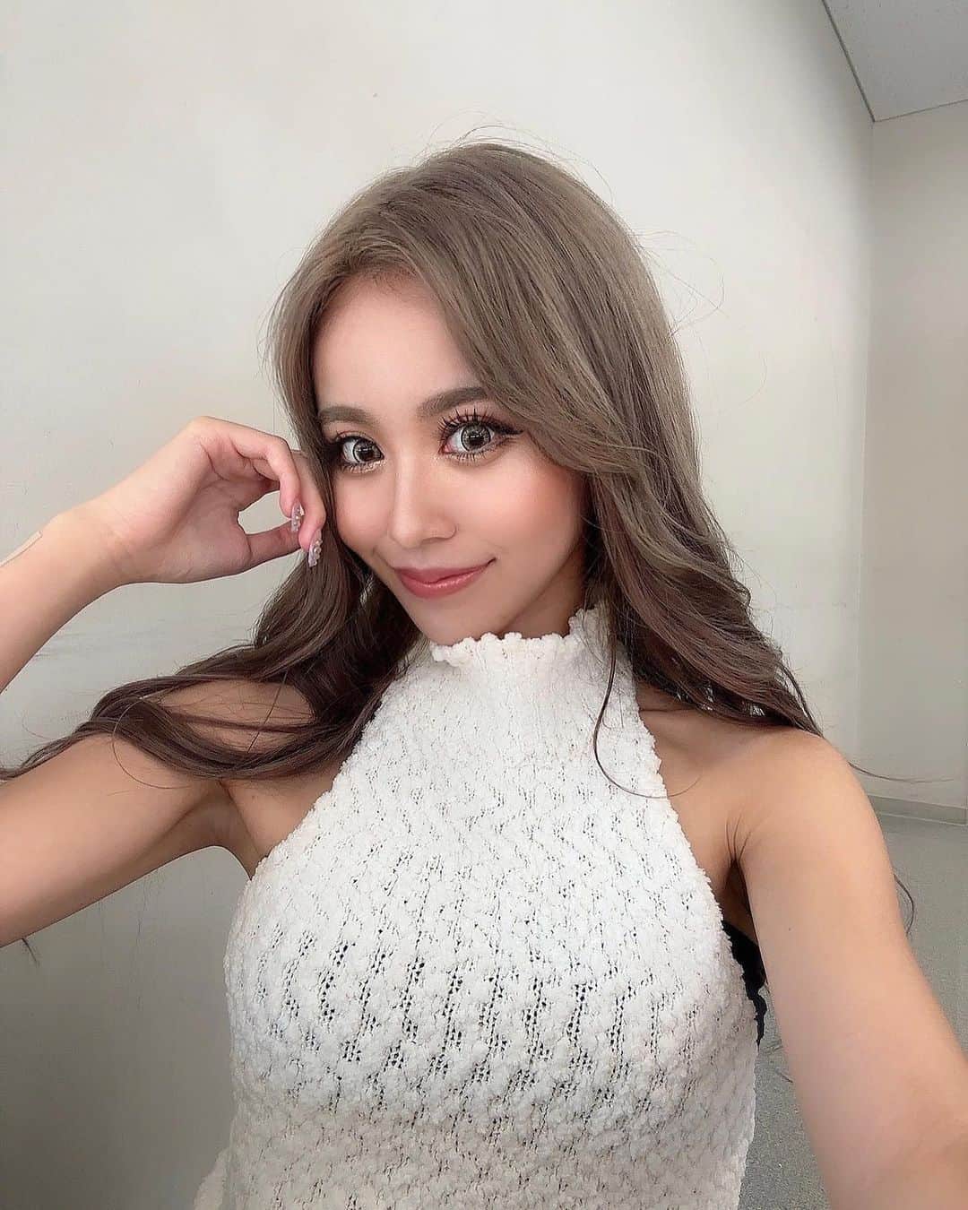 染谷リアナのインスタグラム：「最近自撮りしてなさすぎてたからたまには🫶🏻  遅くなっちゃったけど今回のニューヘアも @maaya0014.ankh くんにやってもらったよ🧏🏼‍♀️ 最近は髪色落ち着き気味かな？👀💕」