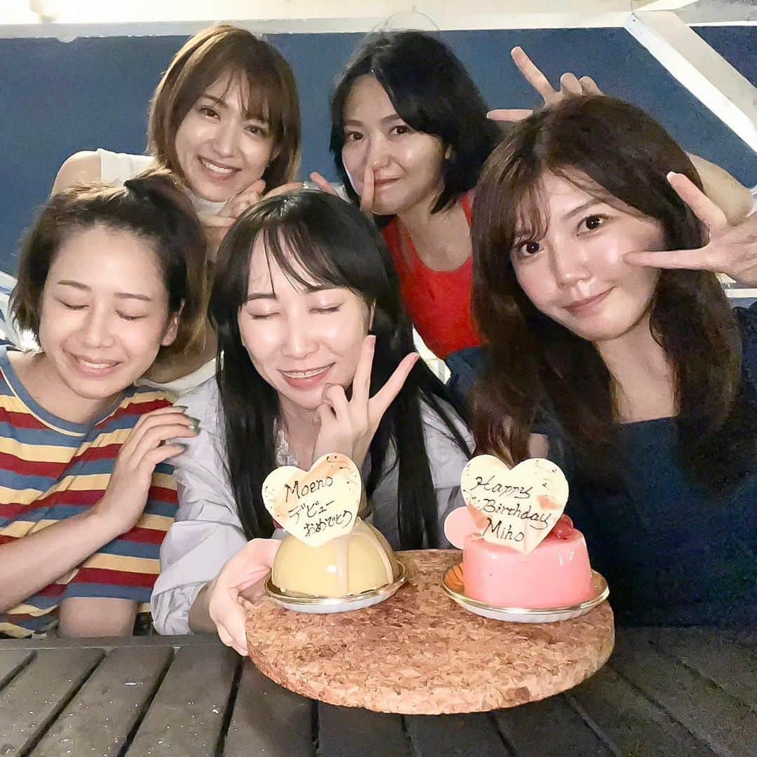 仁藤萌乃さんのインスタグラム写真 - (仁藤萌乃Instagram)「夜だったので画質が絶望的ですみません🦭  15日、LIVE後に約束していたご飯に途中参加してきた。(我ながらタフすぎるしこの人たちじゃなきゃ絶対行かない。笑)  このケーキはみゃおのお誕生日ケーキのついでのご厚意だったのに、主役位置に座ってしまってた。本当にすまん…笑 デビュー祝われる日が来るとは思わず笑ったぁネタすぎ😂みんな優しい。  会ったら必ず元気もらえちゃうから凄いのよ。 写真見返したら何度でも笑えるくらいに面白かった。笑  あっやばいこの投稿の文章適当すぎる🫠」8月17日 18時28分 - moeno.n_official