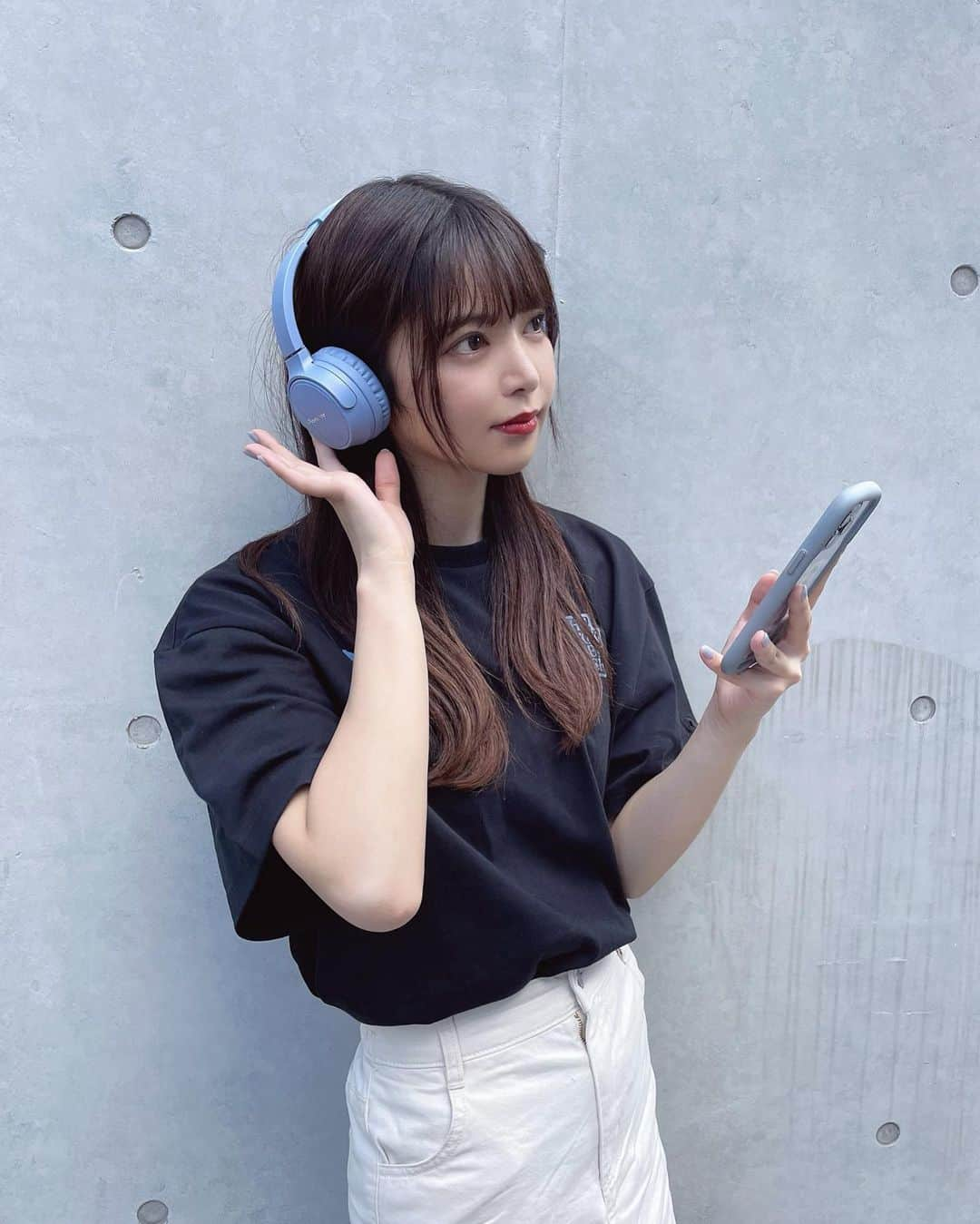 あやてん（島田彩加）のインスタグラム：「🎵  みんなSpotifyつかってる？ つかってない人はSpotifyつかった方が良いよ！無料で1億曲以上の音楽聴けるのよ！無料よ！  しかもプレイリストが充実してるし、SNSでシェアしやすいのも嬉しい🎧  好きな曲とか自分が心動かされた曲ってなんか無性にシェアしたくなるのよね  プレミアムプランもあってそっちは広告なしで聴けたり、好きな曲を好きな順で聴けたりするよ🫶  9月12日までプレミアムプラン初回3ヶ月無料キャンペーンやってるからぜひプレミアムプランも試してみて！  Spotifyの その一曲で、無敵になれる1日がある。ってCMが有名だけど、すごく共感できるんだよなあ  緊張や不安な気持ちでいっぱいの日も、聴くだけで「よし！がんばろう！」って気持ちになる曲ってあるよねえ  もしあなたが落ち込んだ時に絶対聴く曲とか、聴くだけで前向きな気持ちになる曲があったらぜひ私にもシェアしてね♩  #spotifypartner  #pr」