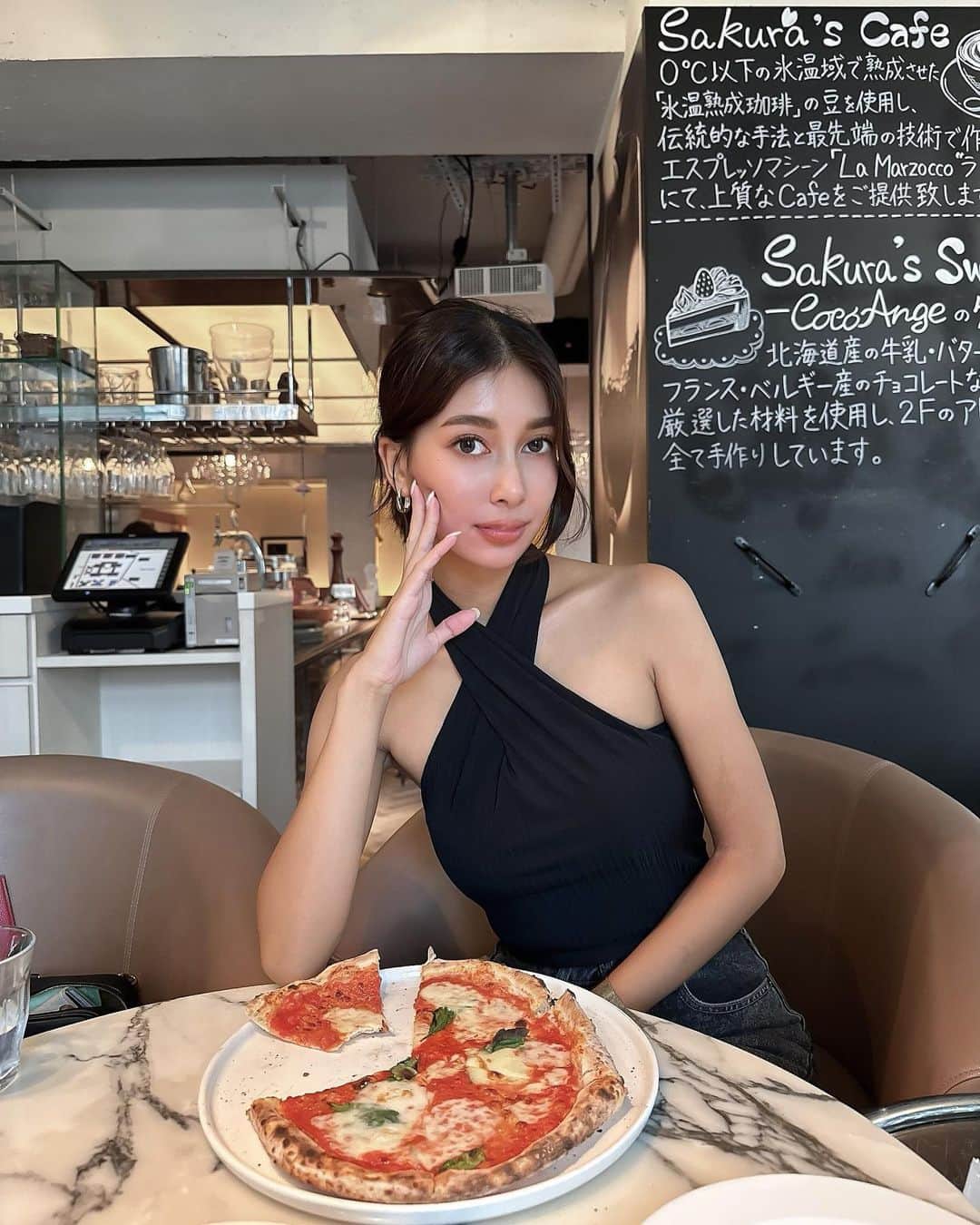 UESUGIRINAのインスタグラム：「🩶  母と久しぶりにぷちデートした日🫂❤︎  近くまできてくれて新鮮だった🌱 沢山親孝行するね🫶🏾    #不意打ち顔ラマになりがちな女🦙」