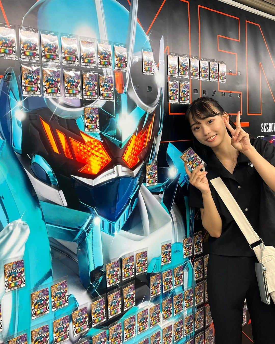 松本麗世のインスタグラム：「♡ ♡ 仮面ライダーガッチャード 「ライドケミートレカ」 プロモーションカードパック 剥がしてケミーを解放できる🙌🏻 (中身は全て一緒です！お一人様ひとつずつ🫶🏻) ♡ ♡ 歴代仮面ライダーの「変身ベルト」展示等の全4面を掲出中！ ♡ ♡ ♡ 掲載場所：東京メトロ丸ノ内線新宿駅メトロプロムナード 掲載期間：2023年8月14日(月)始発～8月20日(日)終電 ♡ ♡ ガッチャしたカードは「変身ベルト DXガッチャードライバー」に入れて遊べるよ！ 是非みんなガッチャしてみてね🫶🏻 ♡ ♡  #仮面ライダー  #仮面ライダーガッチャード  #ライドケミートレカ  #ケミー  #ガッチャ  #変身ベルト  #ガッチャードライバー  #松本麗世  #九堂りんね  #matsumotoreiyo  #ヒロイン  #新宿 #東京」