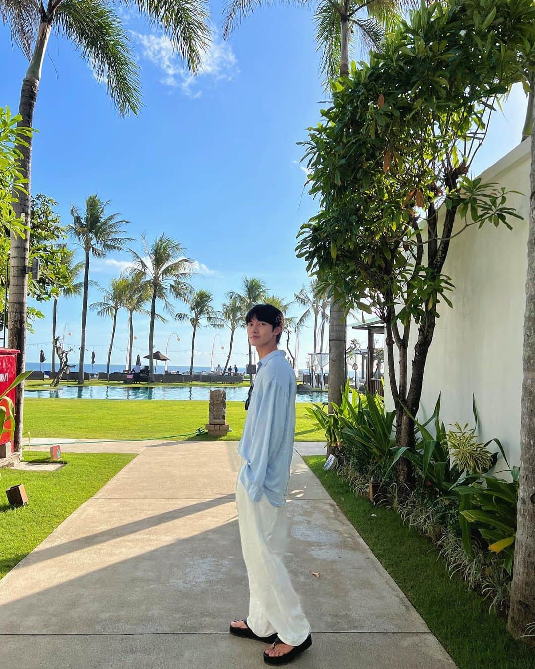 イ・ミンホのインスタグラム：「수영하고, 조식먹고, 애프터눈티 먹고, 마사지 받고,, 여기가 천국⭐️」