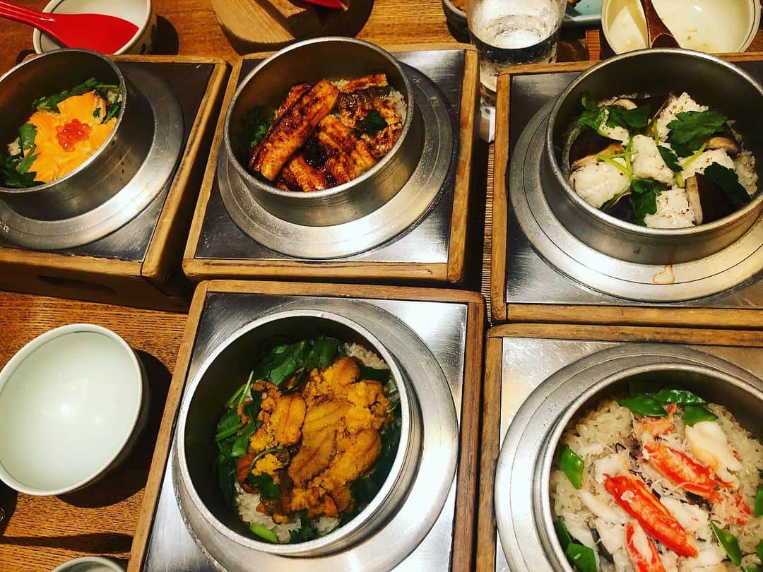 市川九團次 (4代目)のインスタグラム：「釜飯三昧！！ 浅草の名店で久々の釜飯 釜飯を贅沢に並べ、カニ、穴子、シャケ、ハモ、そして、王者ウニ❣️ ブッフェスタイルにして、さまざまな味を楽しみました！！ いやー楽しかった！！」