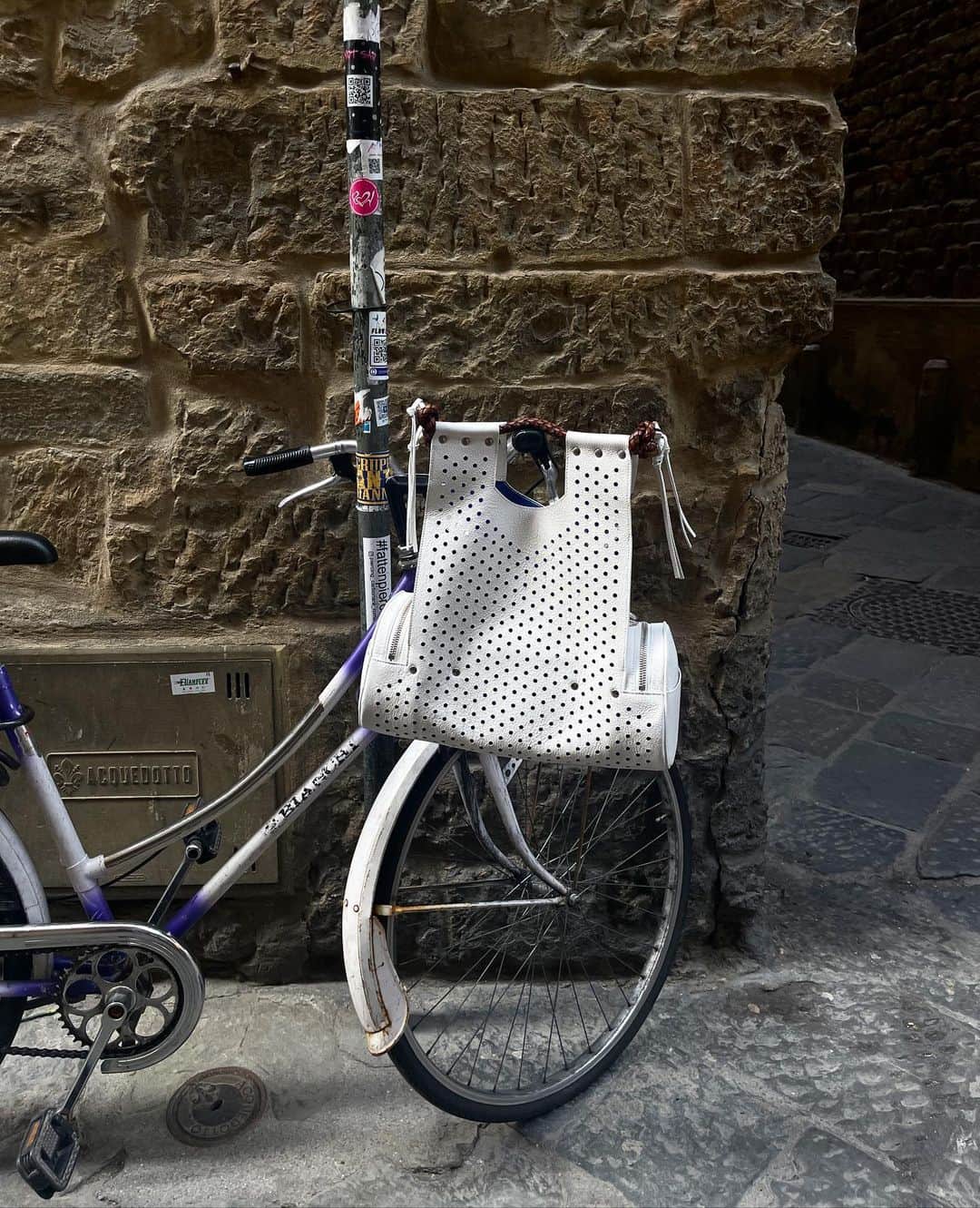 コルトモルテドのインスタグラム：「Take your time strolling around the city in the company of Priscilla Bag Perforated White 🤍」