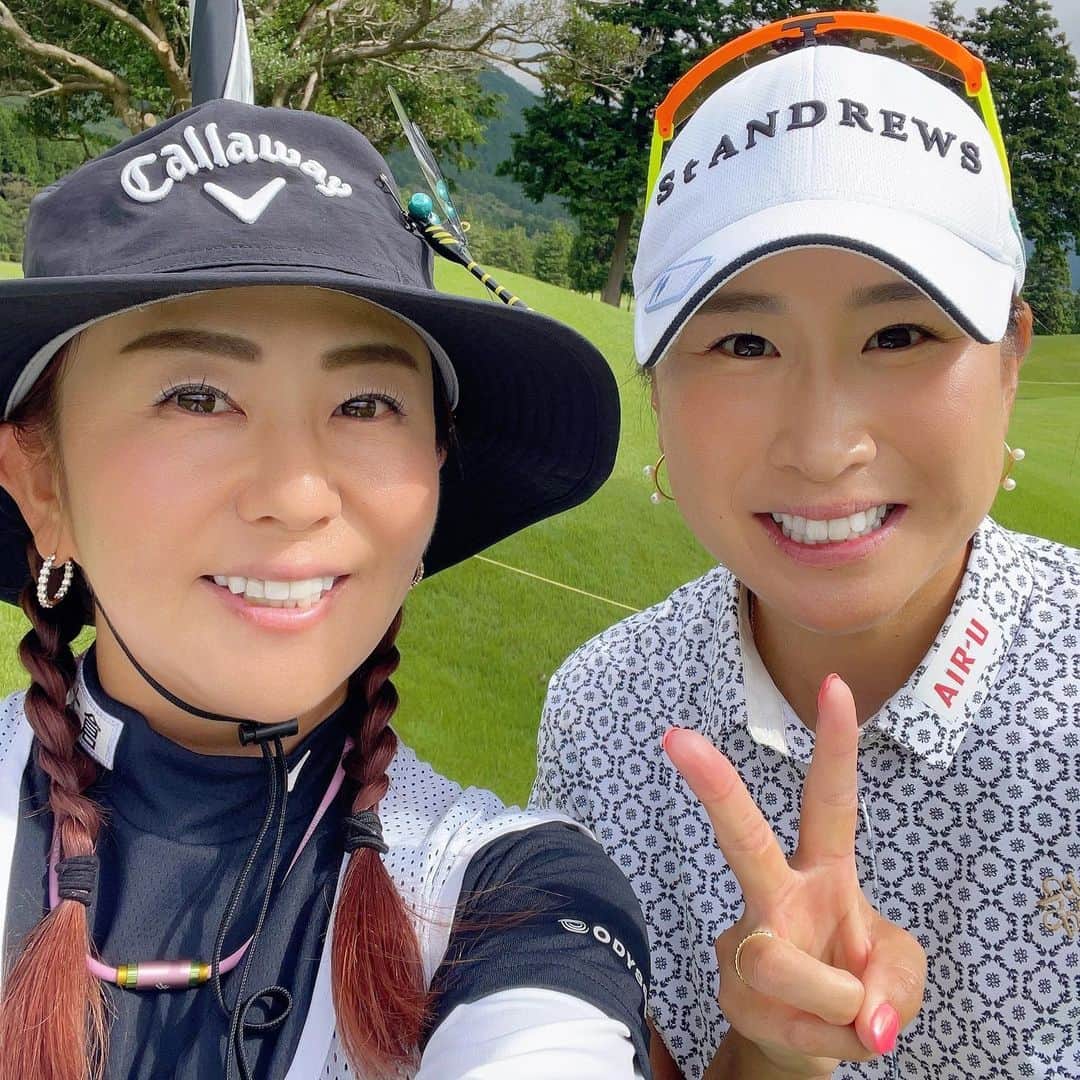 佐伯三貴のインスタグラム：「今週は木戸愛プロのコーチサポートの予定が急遽キャディーをする事になりました🤣  全然運動してない私…。  大丈夫なのか？😂  ヘルペス１個 口内炎3個 も謎にできてるし🤣  ここ最近の不信を一喝できるようロープの中で共に頑張っていきたいと思います🫡  さぁー明日からCAT Ladiesです❣️  皆様応援宜しくお願いします🥰」