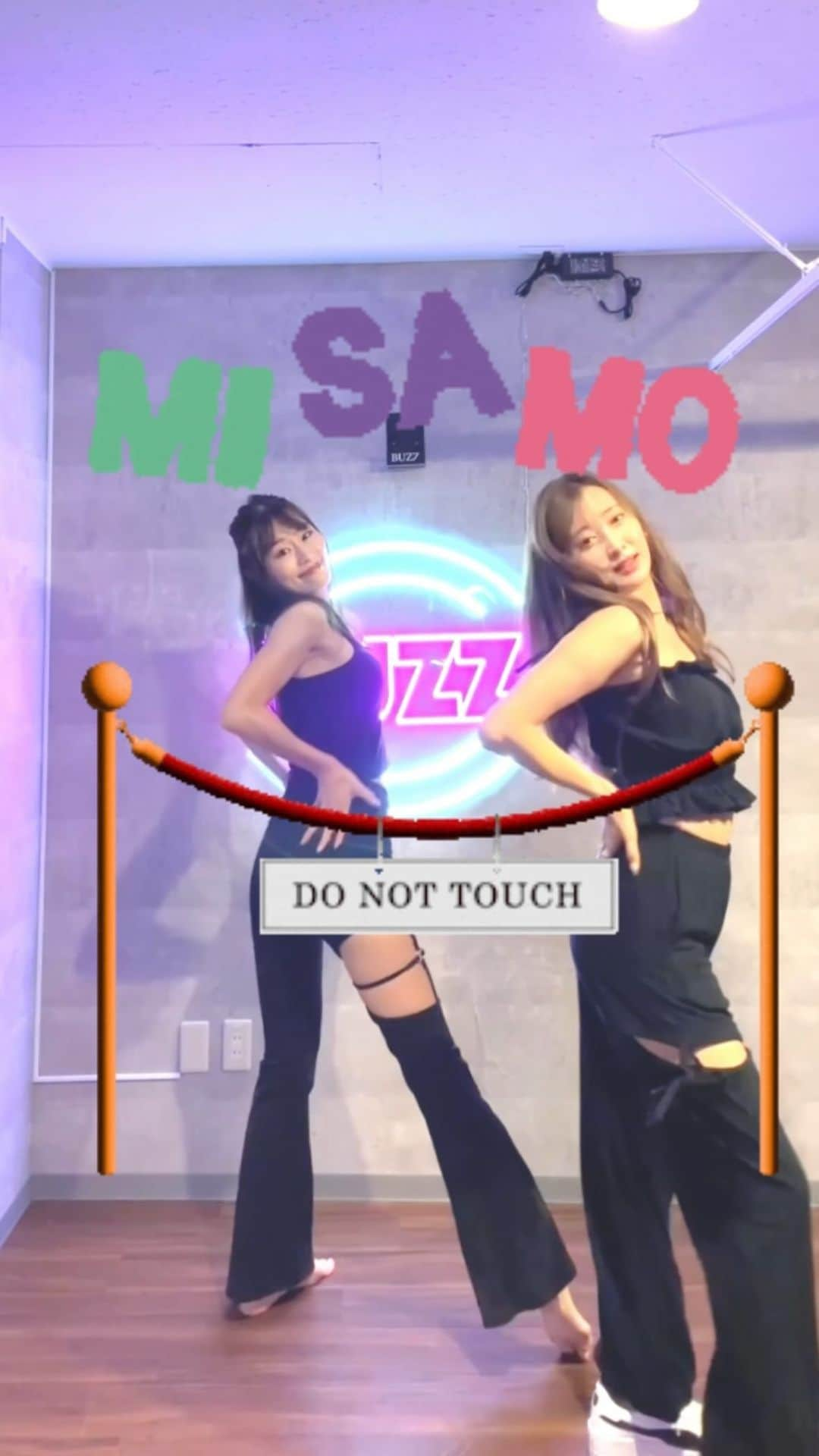 佐達ももこのインスタグラム：「🎧MISAMO / Do not touch🎧  with @riorio073 🤍  久々のりもりも！ 1年以上ぶりのダンス😆笑  たくさん踊ってヘロヘロだけど やっぱりたのしい🥰  #さだももだんす  #misamo#twice#donottouch#ミサモ#twicedancecover#twicedance#kpop#kpopdance#kpopdancecover#ダンス#踊ってみた#rimorimotv」