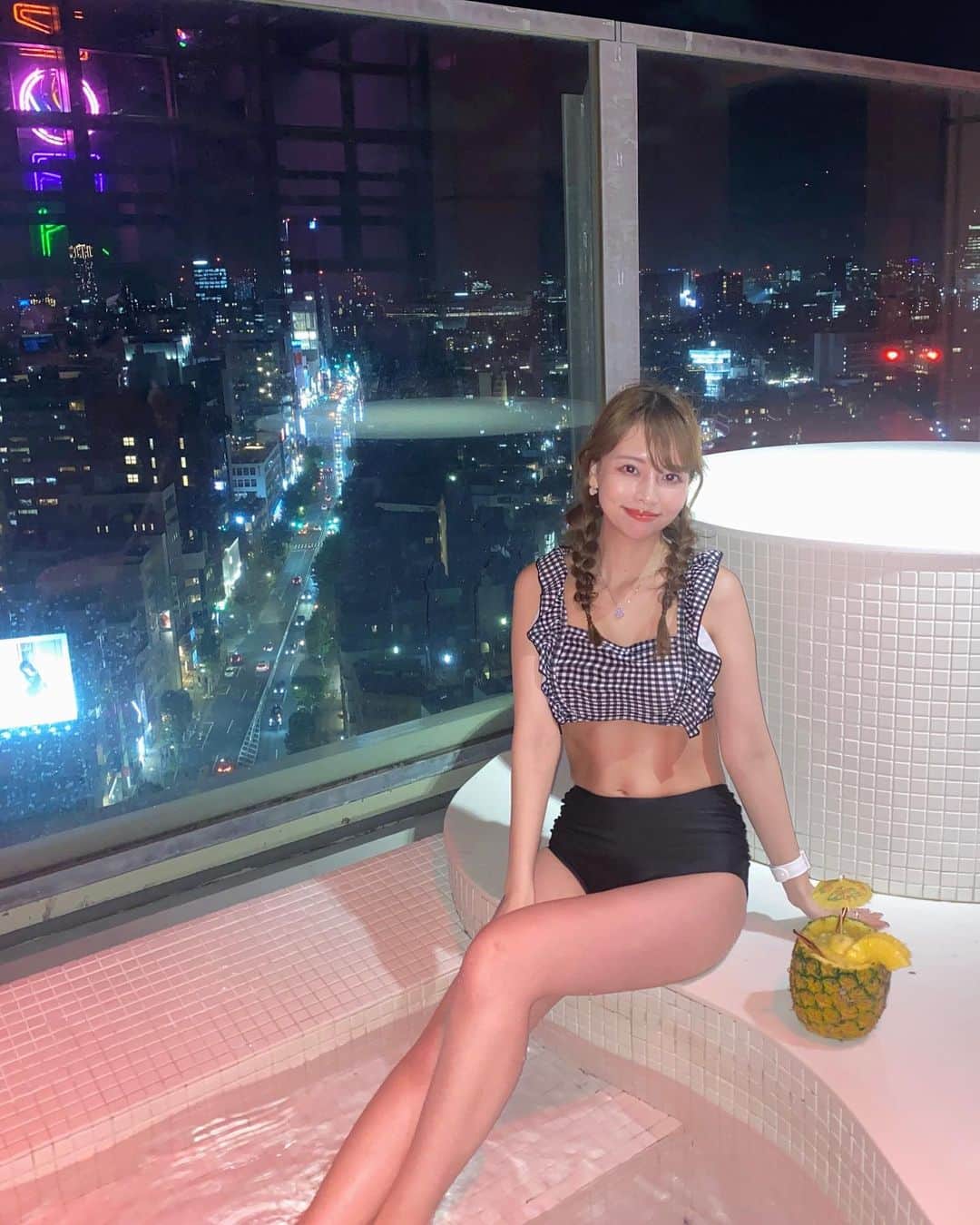 のインスタグラム：「@soak_jpn  Night pool🌃💕 . 1日４部制で1部20名限定だからゆったり楽しめる🥰 . パイナップル×マリブジュースが美味しかったぁ🍹💕 . 夜景観ながら楽しめるのは都会の特権🥰 . お昼はお子さん連れの方にもおすすめだよ🌟 . #ナイトプール#プール#渋谷#水着#水着コーデ」