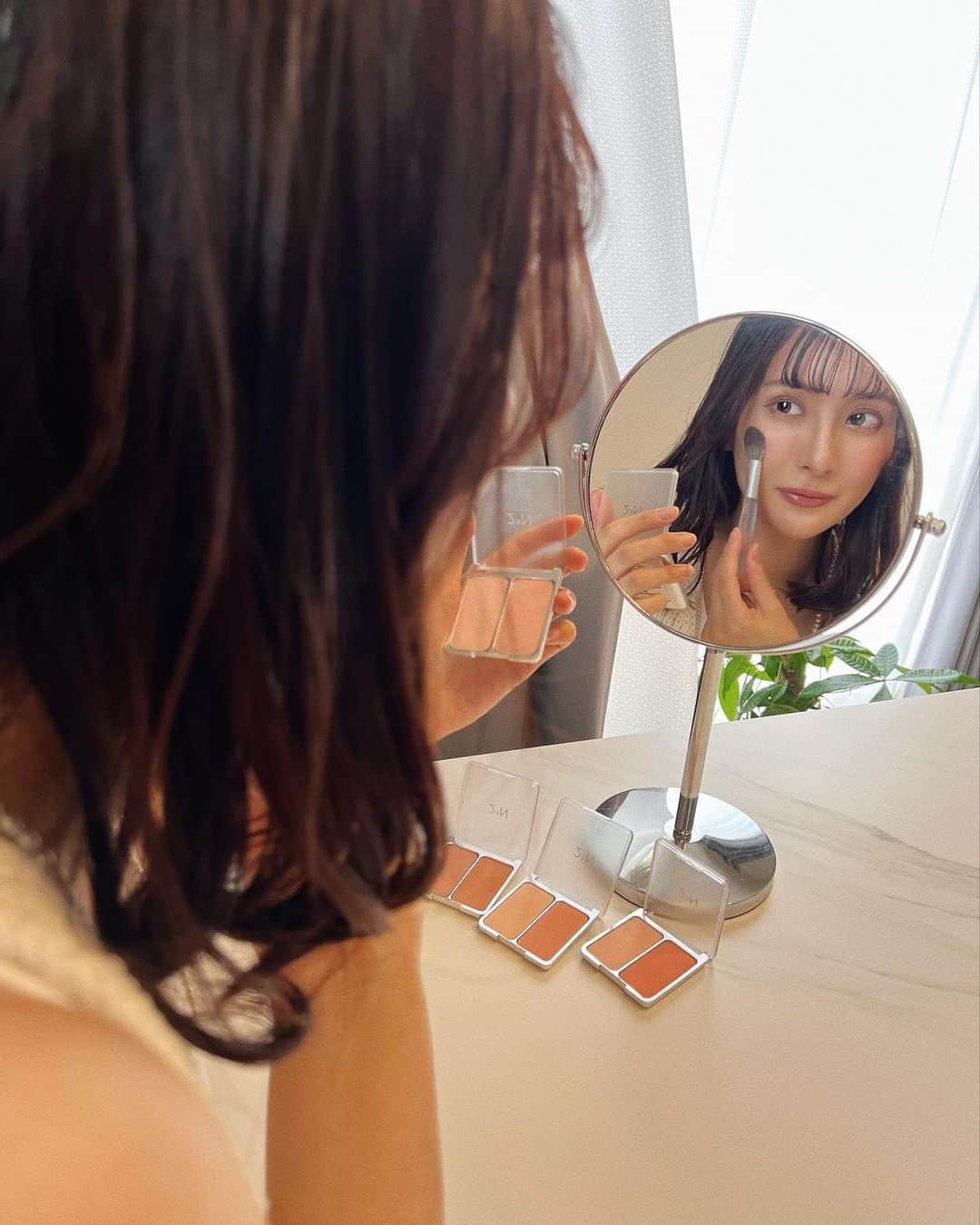 ANNA 杏奈のインスタグラム：「┈┈┈┈┈┈┈┈┈┈┈┈┈┈┈┈┈┈┈┈ 2aN  ・グリーミングテンションパクト  #21 ライトベージュ #23 ナチュラルベージュ  ・デュアルチーク #01 コットンキャンディバイオレット #02 ラブロージー #03 コココーラル #04 ホットリビングコーラル #05 ムードインチーク #06 ピンクペタル #07 ピーチフィズ #08 ヌードヘイズ  ・ブラーフィットイージーブラシ  ┈┈┈┈┈┈┈┈┈┈┈┈┈┈┈┈┈┈┈┈  めちゃめちゃ発色の良い色が豊富なチーク💓 グラデにしても良し単色塗りでも良し✨  気になった3色 ・ ピンクペタル ・ コココーラル ・ムードインチーク を腕に塗ってみたので参考にしてみてね☝️ こんなに色あると迷ってしまうー🤣🩷🎉  クッションファンデは パケがキラキラで持ってるだけでテンション上がって可愛い～💖 パフももちもちふわふわで気持ちよくて、 肌に乗せる時もピトッと密着してくれる🥹 赤みも自然にカバーされて、ムラのない綺麗なツヤ肌になるよ✨  . . #韓国コスメ #PR  #2aN #メガ割 #アイリーン #REDVELVET #Qoo10 #チーク」