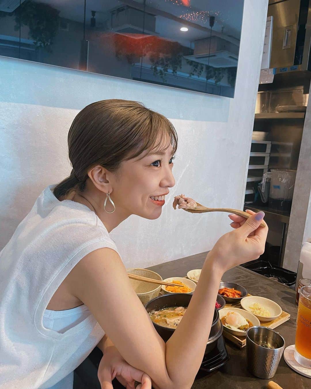 本橋優華さんのインスタグラム写真 - (本橋優華Instagram)「参鶏湯タイム🍲 お友達とずっと気になってたお店タイミングよく行けて嬉し♡ メニューが1品のこだわり、味はもちろんアートとの融合がかっこよかった！  #PR#art#shiarisamgyetang#韓国料理#韓国グルメ#表参道グルメ#表参道ランチ#参鶏湯#サムゲタン#薬膳茶#バタービール#ナムル#カウンター#女子会#アート#植村マサ」8月17日 18時57分 - uk_jp