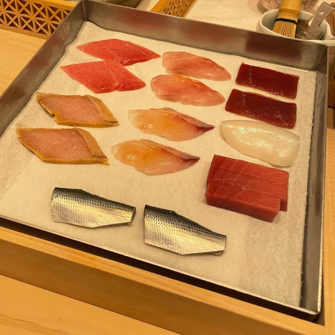 小林未来のインスタグラム：「定期訪問🍣 内装も器も好き。 #三谷別邸 #紀尾井町グルメ #東京ガーデンテラス紀尾井町 #紀尾井町三谷 #鮨スタグラム」