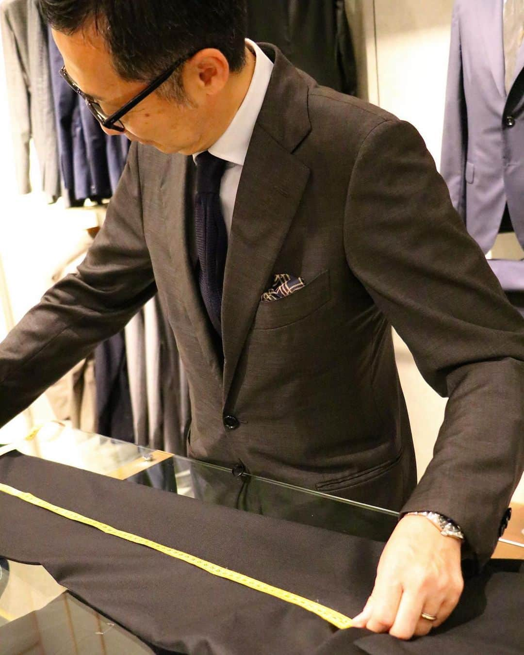 エストネーションさんのインスタグラム写真 - (エストネーションInstagram)「パターンオーダーフェア期間中10%OFF。TAILOR MADE ORDER FAIR  8/17 Thu. - 9/30 Sat. 有楽町店・六本木ヒルズ店・大阪店  2023 Autumn “ESTNATION Made to Measure” スーツ、ジャケット、ジレなどのオリジナルパターンオーダーフェアを開催いたします。期間中は通常の10%OFFのプライスにてオーダーいただけます。全25ブランドの生地から400種類以上の素材をご用意しお客様の体に合わせた細かな採寸を行い、スペシャルな一着をお作りいただけます。詳しくは店頭にてご確認下さい。  ■開催店舗 有楽町店・六本木ヒルズ店・大阪店  ■期間 8月17日(木)〜9月30日(土)  ■納期（オーダー日より1ヶ月） 9月26日(火)〜11月10日(金)  ※イベントの内容は予告なく変更する場合があります。  #エストネーション #パターンオーダー #パターンオーダースーツ #オーダースーツ #オーダージャケット #estnation #madetomeasure #madetoorder #ordermade  @estnation_yurakucho @estnation_roppongihills @estnation_osaka」8月17日 20時45分 - estnation_jp