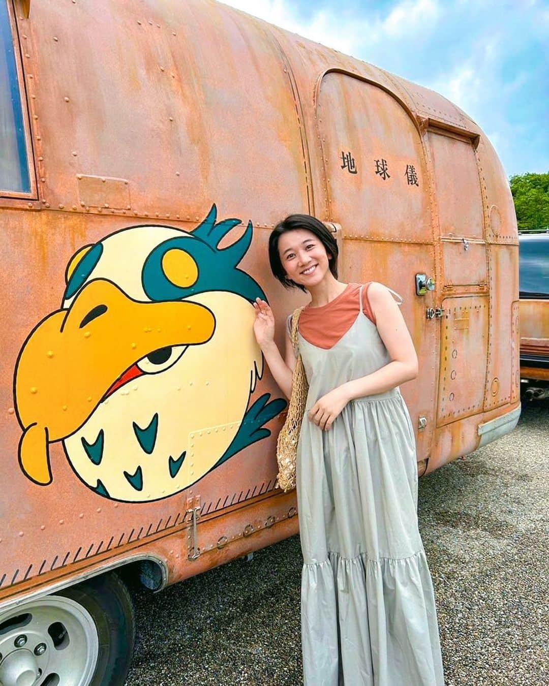 太田唯さんのインスタグラム写真 - (太田唯Instagram)「奇跡的に地球儀バスに会えた日🚌🌏💫  @hachi_08   .  この日は JTBさんとのコラボお弁当企画の打ち合わせで名古屋に伺ったのですが、皆様から たっっくさんのアイデアを頂いて、感動しながら一つ一つ目を通していました 📝  まだまだ検討を重ねているところですが、きっと素敵なお披露目ができそうです。  お弁当については、 ちょこちょここれから近況報告させて頂きますね！  最後は森野どんぐりさんにいただいたバーサです(笑)  . #ジブリパーク #ghiblipark #君たちはどう生きるか  #地球儀 #🌍 #theboyandtheheron #jtb」8月17日 18時50分 - yuiohta.official