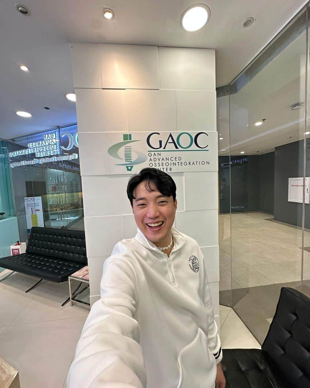 Ryan Bangさんのインスタグラム写真 - (Ryan BangInstagram)「Thank you for the wonderful smile @drstevemarkgan @iheart_cc and @gaocdental 😁🫶  #gaocdental」8月17日 18時51分 - ryanbang