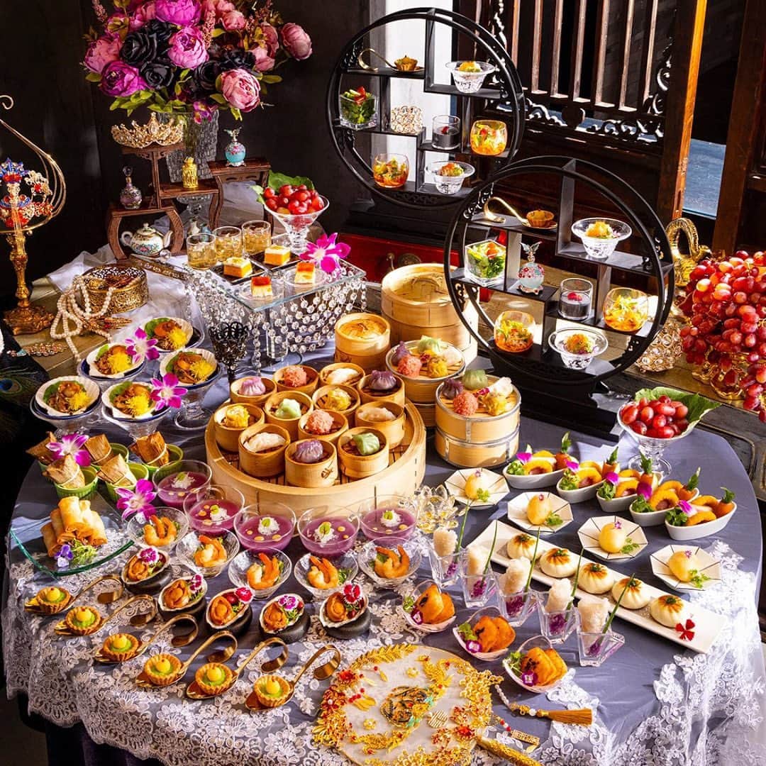 ヒルトン東京のインスタグラム：「【チャイニーズアフタヌーンティー】『シノワ·レーヌ』    鮑や燕の巣などの高級食材を用いた山海の美味をアフタヌーン仕立ての美しいプレゼンテーションでご用意✨   王妃が後宮で密かに楽しむ贅を尽くした秋のお茶会をイメージしたこちらのプランはワゴンサービスでご提供する10種類の点心を熱々のままお席までご用意し、お好きなだけご賞味いただけます！   食後は「黒胡麻プリン」など4種類のスイーツと、秋のフルーツ葡萄をお楽しみください🍇   【開催情報】 場所：ヒルトン東京 2階　中国料理「王朝」 開催期間：9月11日（月）～ 開催時間：11:00～13:00（L.O.12:30）、13:30～15:30（L.O.15:00）2部制 料金：お1人様 ¥5,800 (土・日・祝日¥6,300)   #ヒルトン #ヒルトン東京 #hilton #hiltontokyo #ホテル #hotel #ホテル女子会 #アフタヌーンティー #中華 #中国料理 #中国料理王朝 #王朝 #中華ランチ #中華料理 #チャイニーズアフタヌーンティー #シノワレーヌ #お茶会 #王妃 #秋 #秋の味覚 #食べ放題 #宴  #China #Chinese」