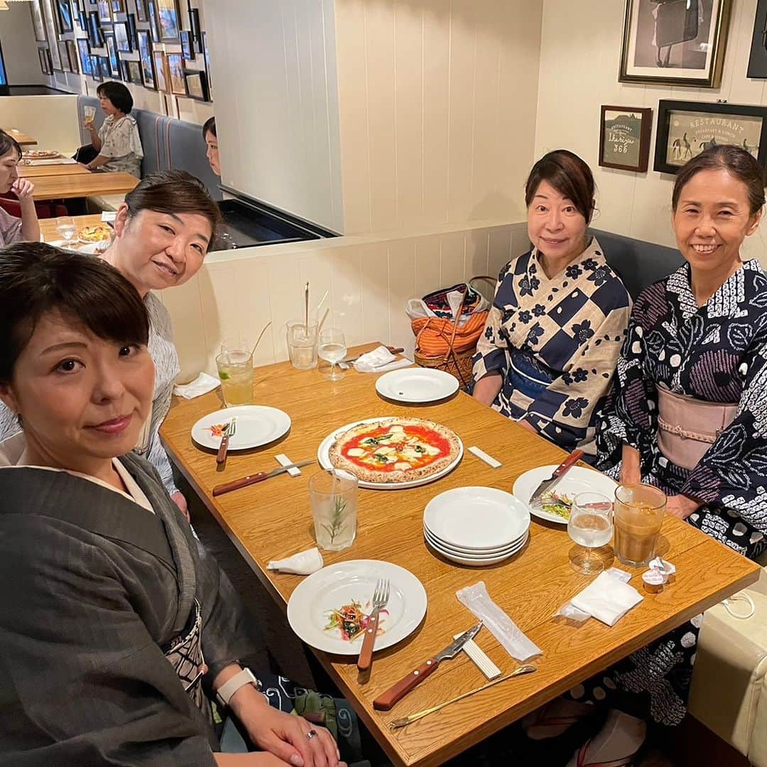 きもの京小町さんのインスタグラム写真 - (きもの京小町Instagram)「【京都本店】 五山の送り火を着物・浴衣で鑑賞してきました  お店の近くのイタリアンで夕食会 IKARIYA365さんの窯焼きピザ美味しかったです  そして京阪五条～出町柳へ 五山の送り火は 京都のお盆に終わりを告げる 年中行事の一つ。 京都人にとっては夏の終わりみたいなもんです。 「大」の文字を見るなら出町柳！ でも人混みがすごいとわかっているので京都人は近くに寄りません(笑) 送り火を見ると一年間流行り病にかからないと言われて育ってきてるので 一応毎年何らかの形で見ます(笑) いつもはKBS京都で送り火中継見るか、大以外を見るか 遠くから送り火を眺めている京都人も多いのとちゃいますか？ 今回はあえて果敢に見に行ってみました！ 火が灯った瞬間「ちっかーーい」 やっぱり出町柳で見る大の字は感動しました。  ★参加者さんのお声 立ち止まれないほどの混雑にびっくり！間近に送り火が見えてよかったです。   #きものでお出かけ #着物でお出かけ #キモノでお出かけ #浴衣でお出かけ #ゆかたでお出かけ #五山の送り火 #五山の送り火2023」8月17日 18時51分 - kimono_kyokomachi