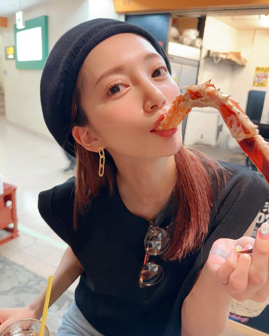 みほぽんのインスタグラム：「カニが一番大好物🦀新橋のカニ地獄っていう穴場見つけたの😂💜🧡 この日はすっぴんでカニ食べまくりっ🎶」