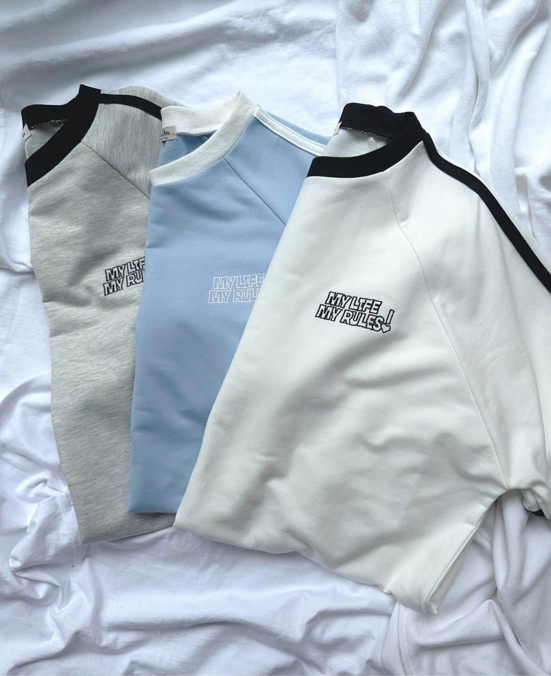 スピンズのインスタグラム：「\ Nem item / ︎✿ラインデザイン裏毛ビッグTシャツ ￥3,289 tax in ⁡ シンプルなワンポイントロゴ刺繍と 袖のラインデザインがトレンド感をプラスしてくれる1枚🌱 ⁡ ゆったり着られるビッグサイズ仕様🙆‍♀️ ⁡ 今回ご紹介したアイテムは 全国の𝗦𝗣𝗜𝗡𝗡𝗦店舗 𝗼𝗿 𝗦𝗣𝗜𝗡𝗡𝗦 𝗪𝗘𝗕 𝗦𝗧𝗢𝗥𝗘 にて購入できるので是非チェックしてね✍🏻✨ ⁡ #𝗦𝗣𝗜𝗡𝗡𝗦 #スピンズ #𝗼𝗼𝘁𝗱 #スタッフスナップ #𝗦𝗣𝗜𝗡𝗡𝗦スタッフ #プチプラコーデ #きょコ #夏コーデ #Tシャツ #Tシャツコーデ #ラインTシャツ」