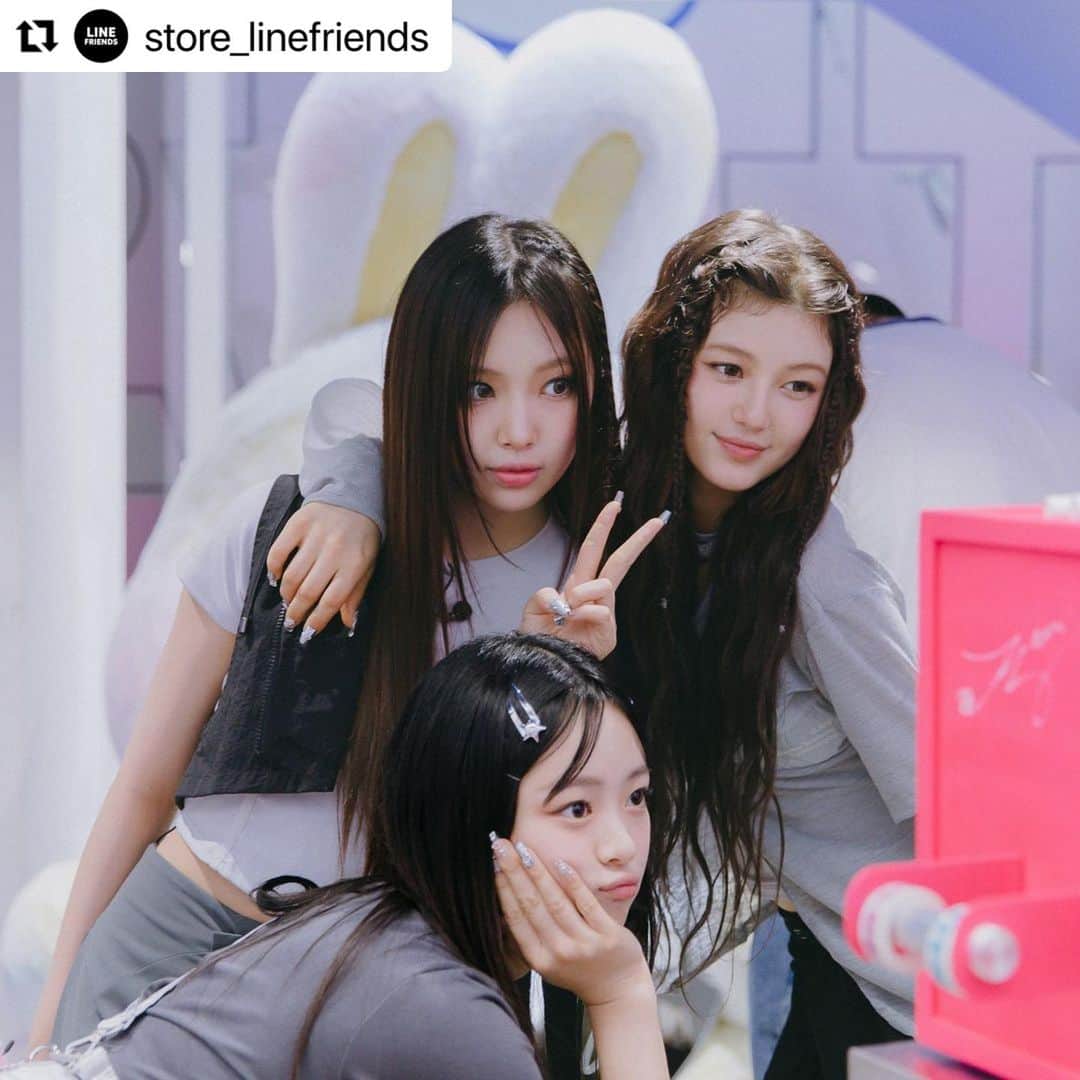 LINE FRIENDSさんのインスタグラム写真 - (LINE FRIENDSInstagram)「#Repost @store_linefriends with @use.repost ・・・ 🐰📸  NewJeans @ LINE FRIENDS Gangnam/Hongdae💗   NewJeans POP-UP 🗓️2023.8.11 – 2023.8.31 (KST) 📍LINE FRIENDS Gangnam 12:00~21:00 📍LINE FRIENDS Hongdae 11:00~22:00  🔗Check the link in our bio  #NewJeans #뉴진스 #LINEFRIENDS #라인프렌즈 #linefriendspopup #라인프렌즈팝업 #bunini #버니니」8月17日 18時52分 - linefriends