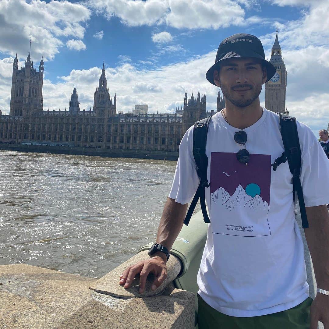 ワシントン・フェラーリのインスタグラム：「I went to England for three months last year. I want to go play again in the summer. i miss england🇬🇧」