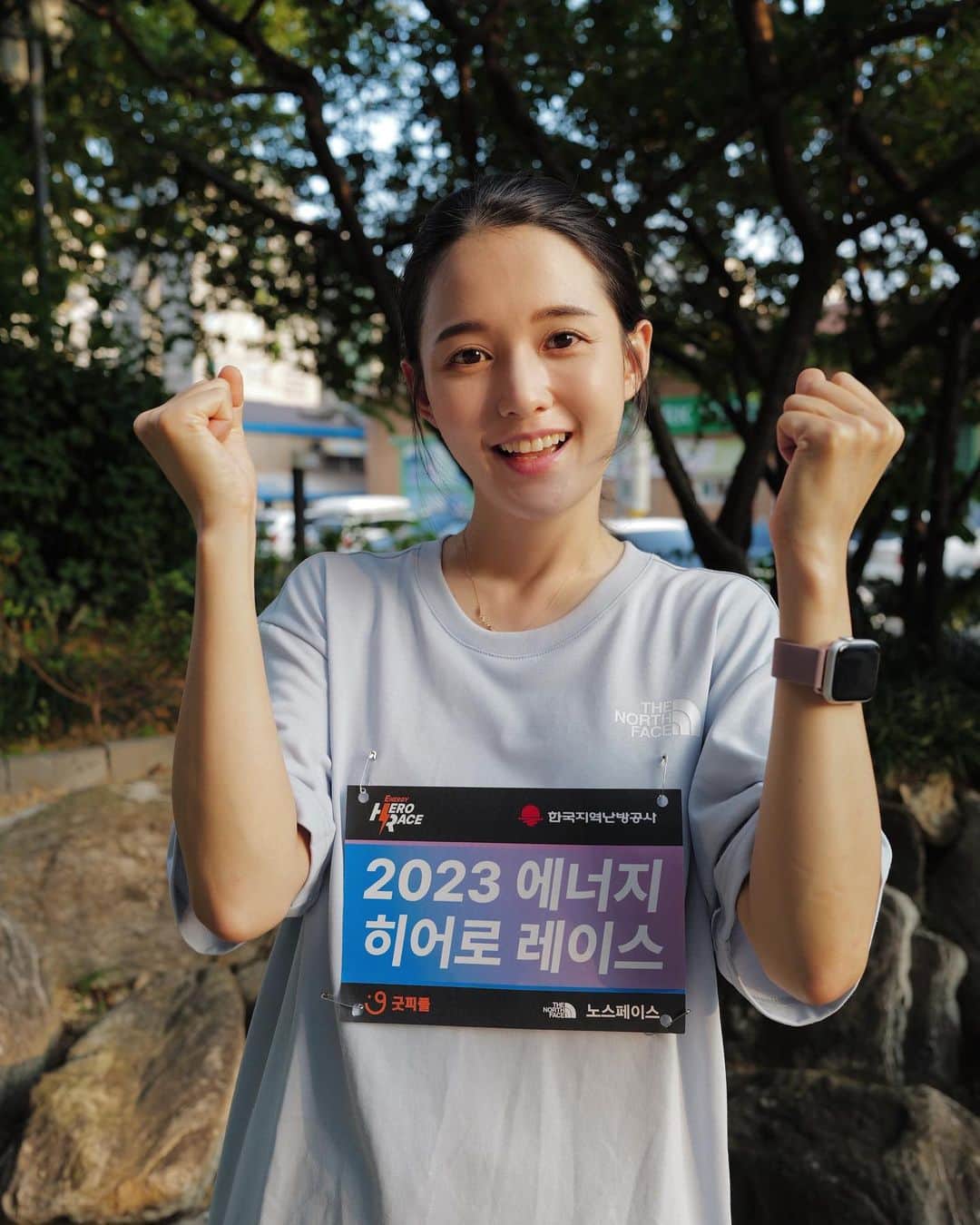 ナム・ボラのインスタグラム：「💜굿피플 2023 히어로 레이스🏃‍♀️🏃🏃‍♂️  안녕하세요:D 히어로 여러분! 굿피플 나눔대사 남보라입니다🥰  9월16일 토요일 서울 월드컵 공원에서 기부 마라톤 대회 ‘에너지 히어로 레이스’가 열린다고 해요🎶  저도 4년전에 같은 곳에서 레이스를 한 적이 있는데요! 과정 속에서 얻는 뿌듯함이 엄청 커서 기억에 많이 남는 경험이었어요✌️  올해도 3,000명이 넘는 참가자분들이 함께 한다고 해요(와우)  ❗️참가지는 전액 폭우로 피해를 입으신 분들의 주거 환경 개선을 위해 사용된다고 합니다.  “당신은 누군가의 히어로인가요?“  에너지 히어로 레이스를 통해  누군가의 히어로가 되어주세요💕  건강도 챙기고! 어려운 이웃을 도울 수 있는 에너지 히어로 레이스!! 지금 바로 신청하세요.  #굿피플#에너지히어로레이스#herorace#한국지역난방공사#에너지히어로레이스#기부마라톤#마라톤#러닝#히어로레이스#2023에너지히어로레이스#굿피플레이스」