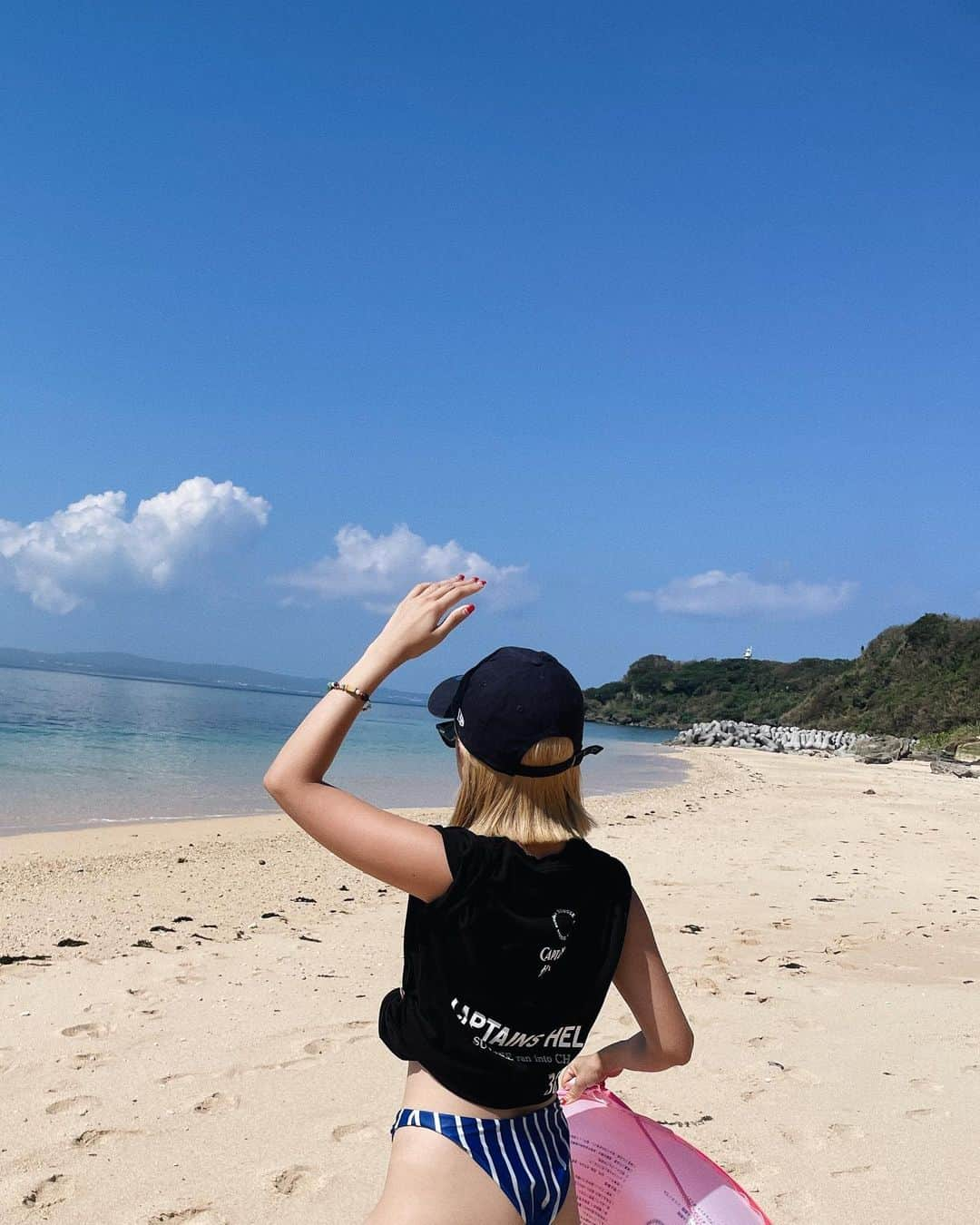 KARENさんのインスタグラム写真 - (KARENInstagram)「今日の20:00〜発売！ Captains Helm×SUWDEE collaboration Tee  今回の旅行にSサイズを持って🧳 とにかく肌触りがとぅるんとぅるんで真夏にもぴったり◎S/M/Lと3サイズあるからメンズの方にもとってもおすすめです〜  以前から仲良くさせていただいているブランドさんで、今回こんな形で一緒に商品を作ることができて幸幸幸でございます、みなさまありがとうございます❤️‍🔥  Captains Helmさんの店頭で実際に手に取っていただけるのでぜひに☺️お店もとっても素敵なので⸜❤︎⸝  @captainshelm_tokyo  @suwdee_official  #captainshelm#captainshelmtokyo #suwdee#suwdeesnap  30オーバーの急な水着大変に申し訳ない☹️ 1日中着てたのに他の写真なかった…」8月17日 18時56分 - karen_nrsm