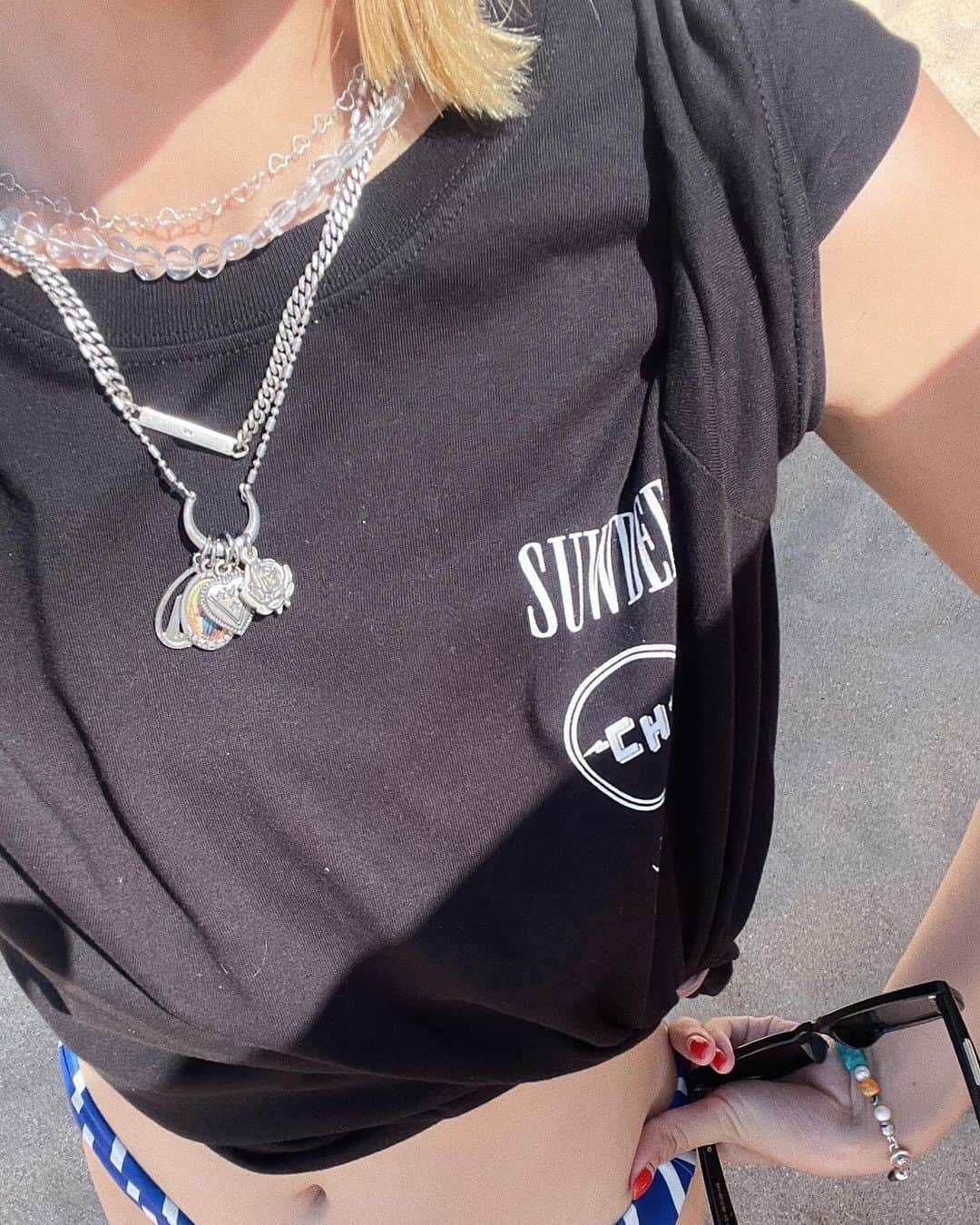 KARENさんのインスタグラム写真 - (KARENInstagram)「今日の20:00〜発売！ Captains Helm×SUWDEE collaboration Tee  今回の旅行にSサイズを持って🧳 とにかく肌触りがとぅるんとぅるんで真夏にもぴったり◎S/M/Lと3サイズあるからメンズの方にもとってもおすすめです〜  以前から仲良くさせていただいているブランドさんで、今回こんな形で一緒に商品を作ることができて幸幸幸でございます、みなさまありがとうございます❤️‍🔥  Captains Helmさんの店頭で実際に手に取っていただけるのでぜひに☺️お店もとっても素敵なので⸜❤︎⸝  @captainshelm_tokyo  @suwdee_official  #captainshelm#captainshelmtokyo #suwdee#suwdeesnap  30オーバーの急な水着大変に申し訳ない☹️ 1日中着てたのに他の写真なかった…」8月17日 18時56分 - karen_nrsm