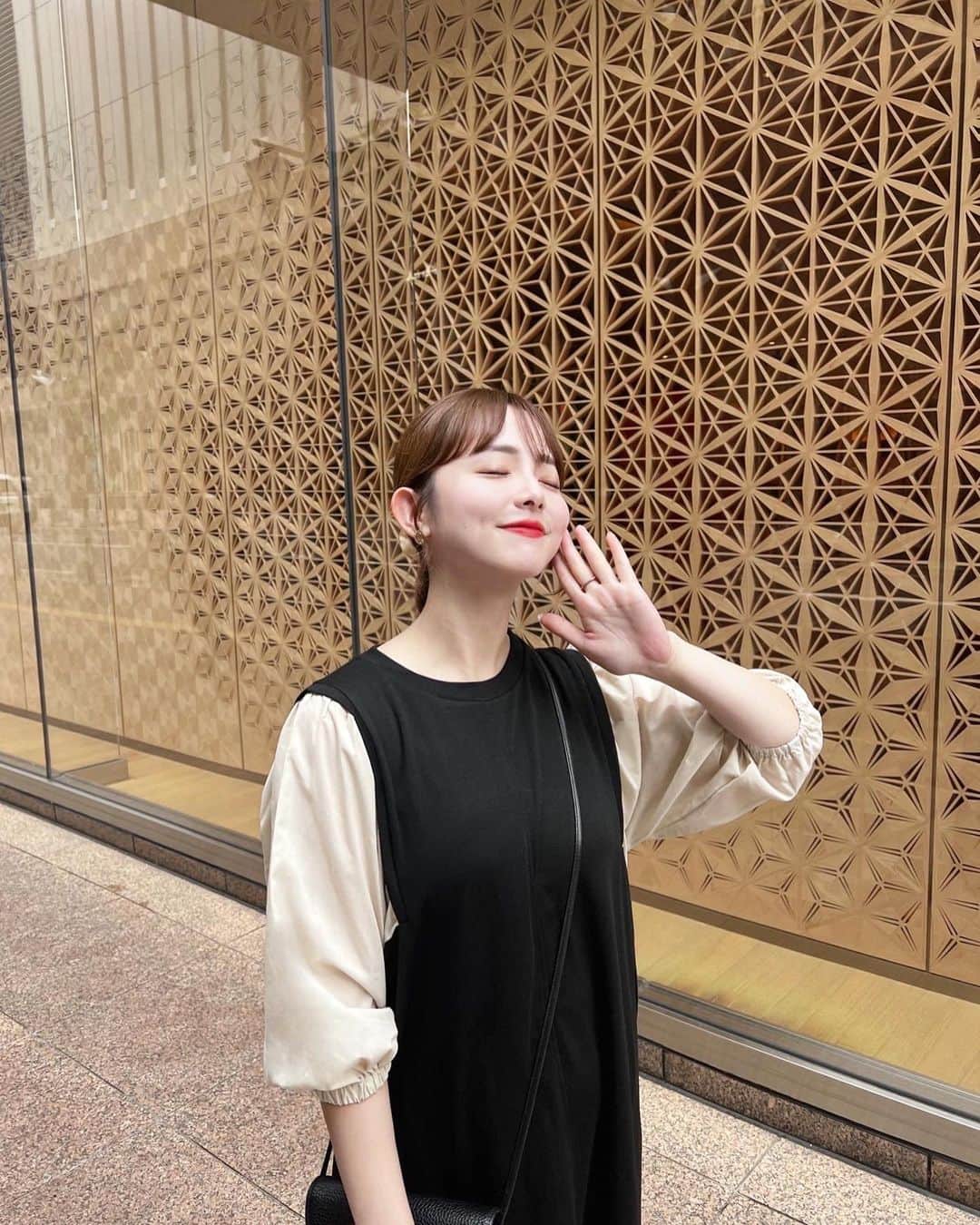 横山紗弓さんのインスタグラム写真 - (横山紗弓Instagram)「旬顔、ぽわん袖。異素材ドッキングワンピース🌻 @classicalelf_official カットソー素材とＩラインで楽々なので ちょっと移動のあるドライブデートや つい長くなってしまうカフェ会に着ていきたいかも♡ 156cm / M / black #クラシカルエルフ #classicalelf #エルフコーデ #タイアップ #uniqlo #gu #zara #ユニクロ #ジーユー #ザラ #zozo #zozotown #zozo購入品 #zozotown購入品 #ワンピース #Iラインワンピース  #袖コンシャス #夏服 #夏服コーデ #秋服 #初秋コーデ #秋服コーデ」8月17日 19時06分 - 1129sym