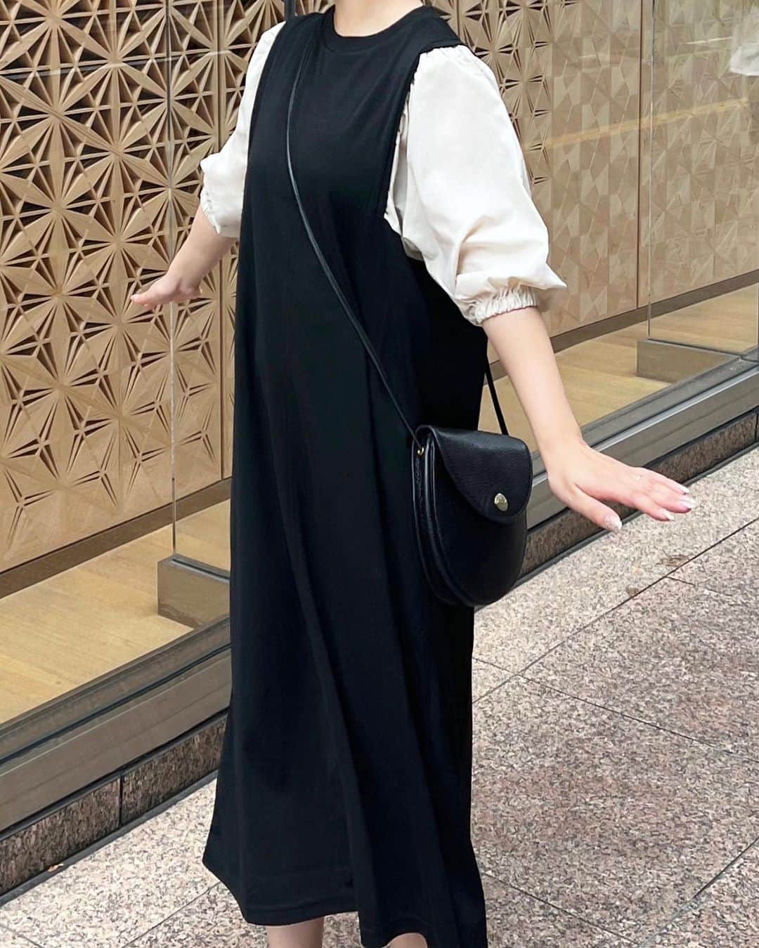 横山紗弓さんのインスタグラム写真 - (横山紗弓Instagram)「旬顔、ぽわん袖。異素材ドッキングワンピース🌻 @classicalelf_official カットソー素材とＩラインで楽々なので ちょっと移動のあるドライブデートや つい長くなってしまうカフェ会に着ていきたいかも♡ 156cm / M / black #クラシカルエルフ #classicalelf #エルフコーデ #タイアップ #uniqlo #gu #zara #ユニクロ #ジーユー #ザラ #zozo #zozotown #zozo購入品 #zozotown購入品 #ワンピース #Iラインワンピース  #袖コンシャス #夏服 #夏服コーデ #秋服 #初秋コーデ #秋服コーデ」8月17日 19時06分 - 1129sym