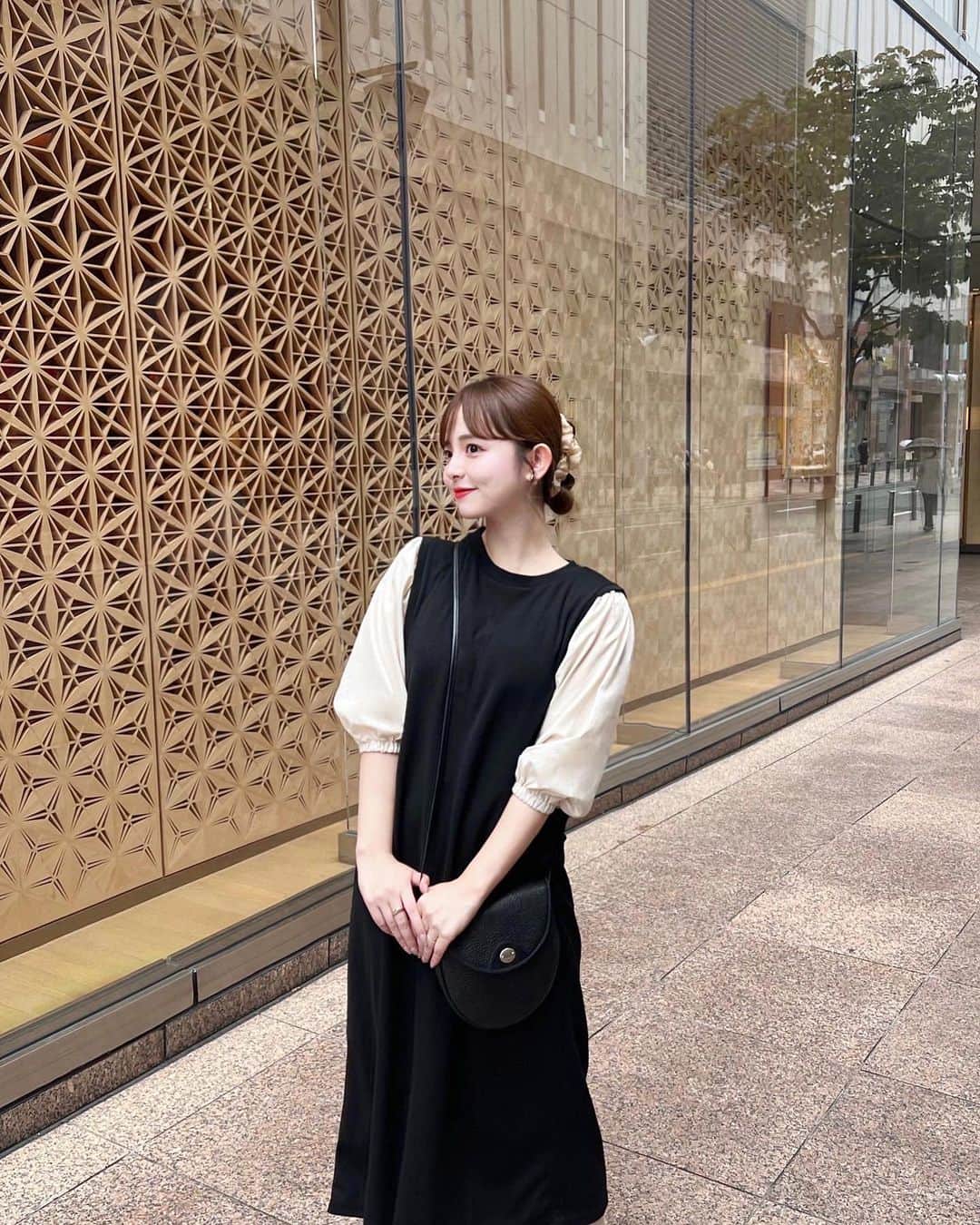 横山紗弓さんのインスタグラム写真 - (横山紗弓Instagram)「旬顔、ぽわん袖。異素材ドッキングワンピース🌻 @classicalelf_official カットソー素材とＩラインで楽々なので ちょっと移動のあるドライブデートや つい長くなってしまうカフェ会に着ていきたいかも♡ 156cm / M / black #クラシカルエルフ #classicalelf #エルフコーデ #タイアップ #uniqlo #gu #zara #ユニクロ #ジーユー #ザラ #zozo #zozotown #zozo購入品 #zozotown購入品 #ワンピース #Iラインワンピース  #袖コンシャス #夏服 #夏服コーデ #秋服 #初秋コーデ #秋服コーデ」8月17日 19時06分 - 1129sym