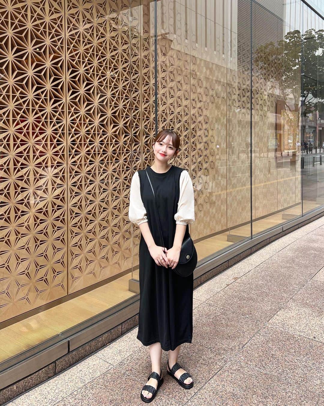 横山紗弓さんのインスタグラム写真 - (横山紗弓Instagram)「旬顔、ぽわん袖。異素材ドッキングワンピース🌻 @classicalelf_official カットソー素材とＩラインで楽々なので ちょっと移動のあるドライブデートや つい長くなってしまうカフェ会に着ていきたいかも♡ 156cm / M / black #クラシカルエルフ #classicalelf #エルフコーデ #タイアップ #uniqlo #gu #zara #ユニクロ #ジーユー #ザラ #zozo #zozotown #zozo購入品 #zozotown購入品 #ワンピース #Iラインワンピース  #袖コンシャス #夏服 #夏服コーデ #秋服 #初秋コーデ #秋服コーデ」8月17日 19時06分 - 1129sym