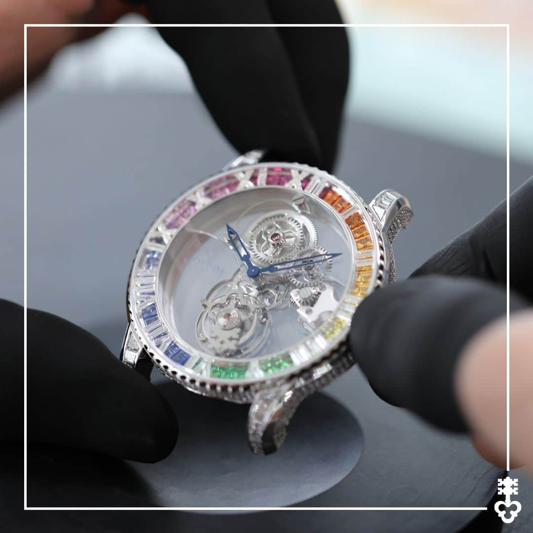 コルムのインスタグラム：「Every #CorumHeritage timepiece has a story to tell.   The collection embodies a blend of creativity and high art, and pays tribute to traditional watchmaking reinterpreted by Corum.   Discover the collection here: bit.ly/Corum-Heritage  #Corum #CorumWatches」