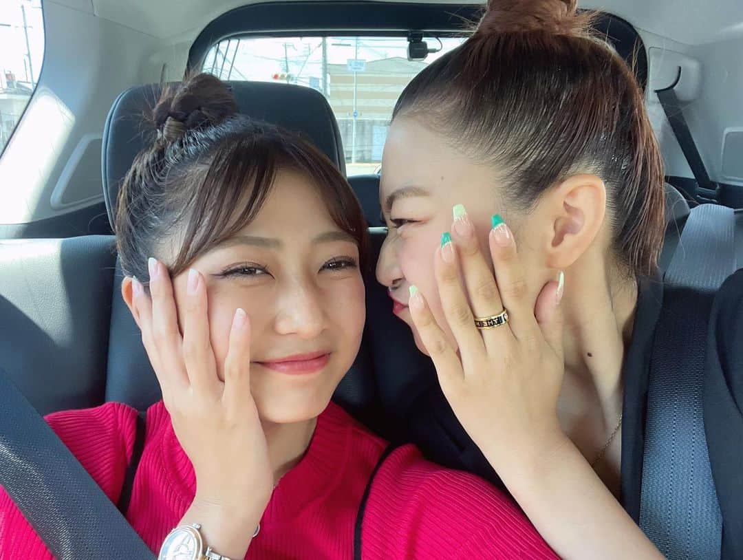 山口永愛さんのインスタグラム写真 - (山口永愛Instagram)「この日は3姉妹でお団子おそろいにした😚  前髪なしにしたり髪型同じにしたらどっちかわかんない！似すぎ！って最近どんどん言われるようになってきた😂  みんなYouTube「ゆなととあ」見てくれてるー？？👀🤍  この前ゆなとままと、自分たちのYouTube見てておもしろくてずっと大爆笑やった笑   #今日好き  #今日好きになりました  #チュンムン編  #山口永愛  #とあ  #ゆなととあ  #ゆなとあ」8月17日 19時05分 - toachan74