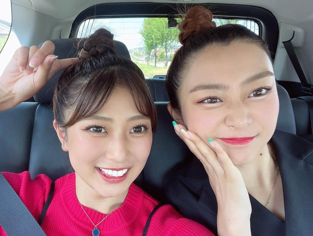 山口永愛のインスタグラム：「この日は3姉妹でお団子おそろいにした😚  前髪なしにしたり髪型同じにしたらどっちかわかんない！似すぎ！って最近どんどん言われるようになってきた😂  みんなYouTube「ゆなととあ」見てくれてるー？？👀🤍  この前ゆなとままと、自分たちのYouTube見てておもしろくてずっと大爆笑やった笑   #今日好き  #今日好きになりました  #チュンムン編  #山口永愛  #とあ  #ゆなととあ  #ゆなとあ」