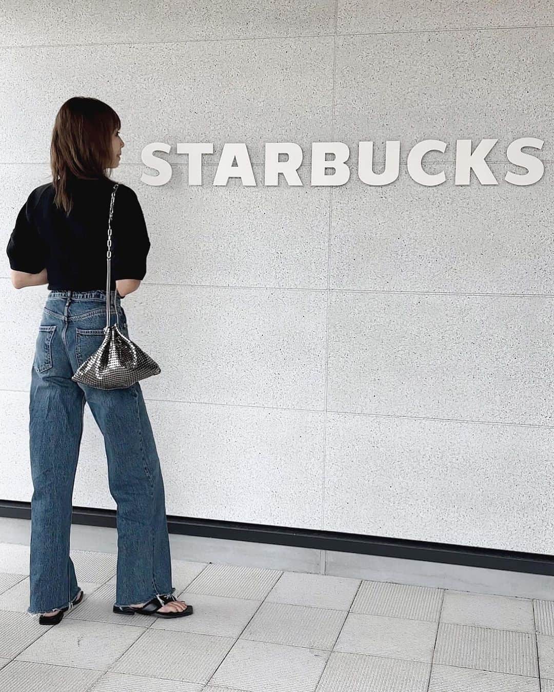 山本明果のインスタグラム：「⠀ ⠀ ⠀ ⠀ 🥛🫖🤍 ⠀ ⠀ チャイティーラテ ベンティサイズ ⠀ ⠀ tops / #frayid denim / #zara shoes / #gu bag / #bigotre  ⠀ ⠀」