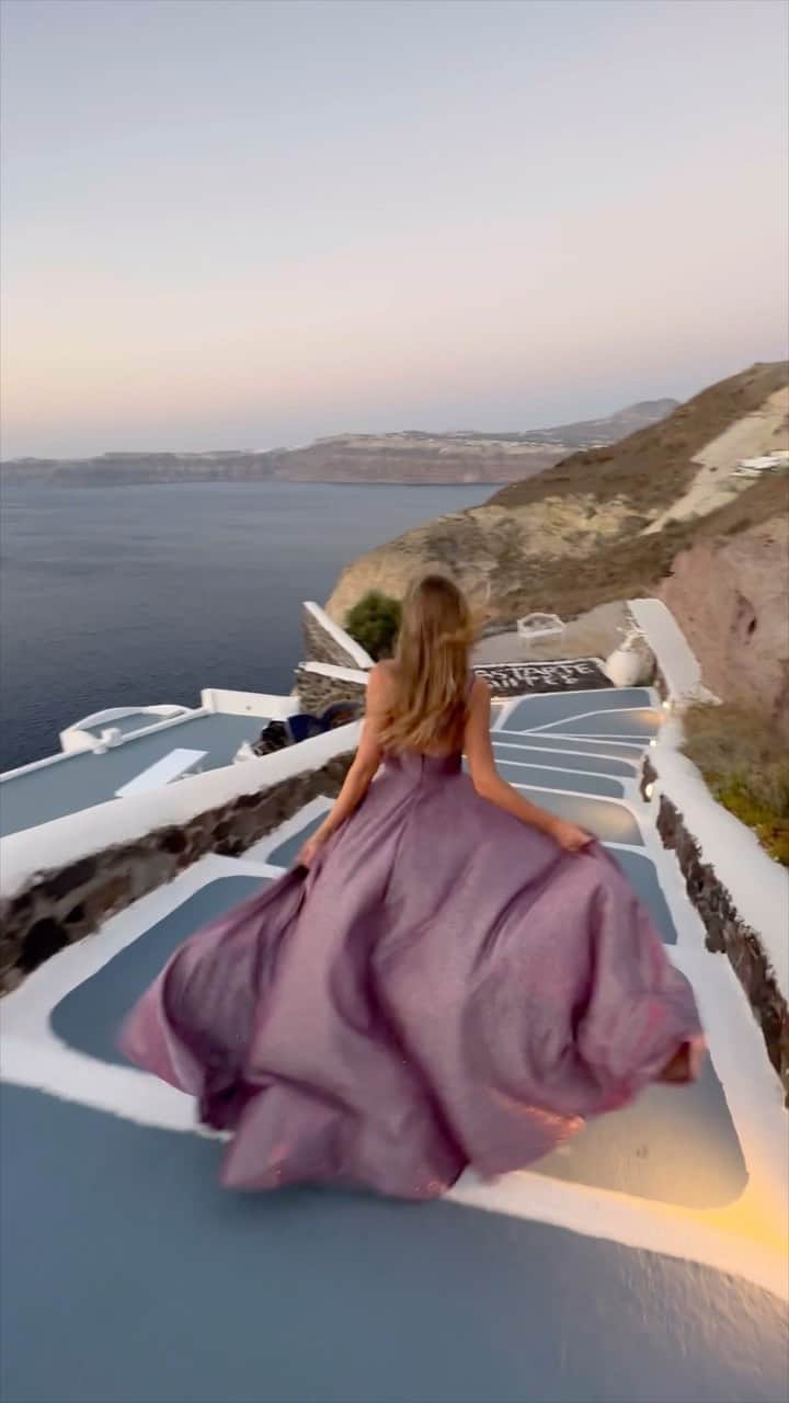 Weronika Bielikのインスタグラム：「Evenings in Santorini in @prettywomendresses ✨   Reklama」