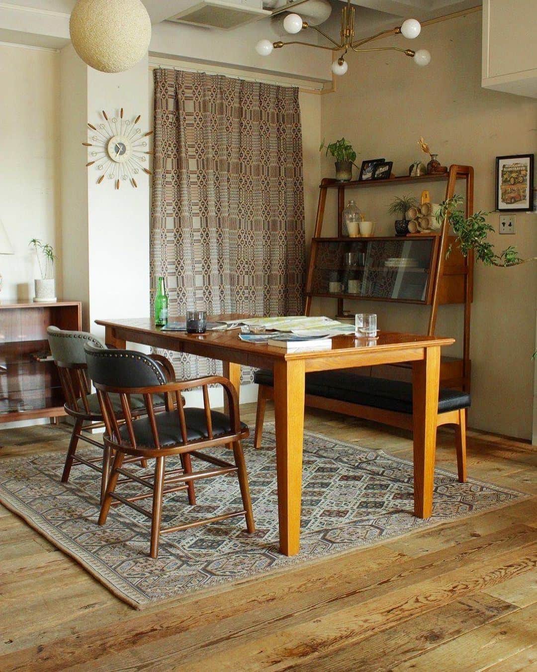 のインスタグラム：「original FURNITURE   無垢のオーク材をヘリンボーン張りしたWARNER DINING TABLE-herringbone-。  天板のインパクトと小口のディテール、一見普通の幕板かと思ってしまう箇所には4杯の抽斗つき...など、実物を見るとより魅力がわかります。  Contact:ACME Furniture MEGURO St. TEL:03-5720-1071 Email:acme-jsf@baycrews.co.jp  #acmefurniture #vintagefurniture #interior#diningtable #warnerdiningtable #oaksarmchair #sierraflatbench #glenoaksrug #brooksopenshelf #brookssmall#curtain」