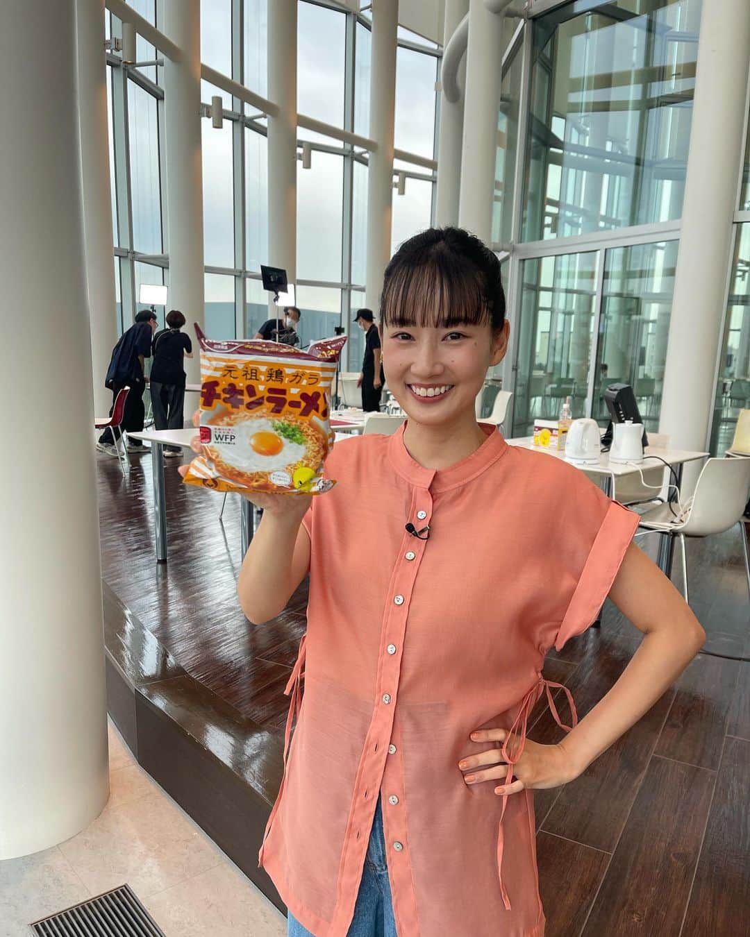 高嶋香帆のインスタグラム：「INFO中！出演のお知らせです💁‍♀️  8/19(土)14:30〜CM枠内での放送（60秒インフォマーシャル） 日清食品のチキンラーメンをご紹介しました✨  何と発売65周年とのこと！！すごい🐣🎊  是非ご覧下さーい！ 衣装のブランドは２枚目にタグ付けしております🫶  働くスタッフの皆様を背に撮影😎 いつもありがとうございますっ🐣」